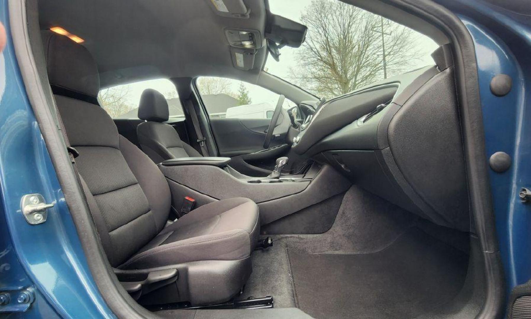 2024 BLUE CHEVROLET MALIBU LT - FWD (1G1ZD5ST3RF) with an 1.5L engine, Automatic transmission, located at 101 S. Halleck St., DeMotte, 46310, (219) 987-2922, 41.202343, -87.198189 - Photo#7