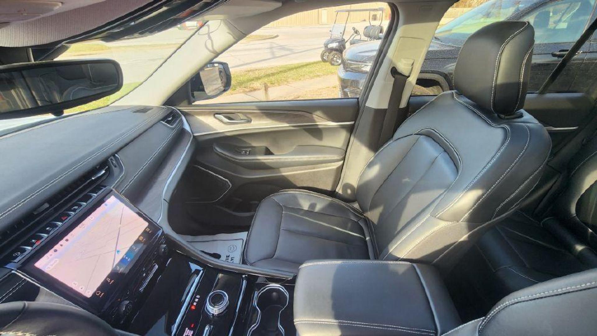 2022 WHITE JEEP GRAND CHEROKEE LIMITED - 4WD (1C4RJHBGXN8) with an 3.6L engine, Automatic transmission, located at 101 S. Halleck St., DeMotte, 46310, (219) 987-2922, 41.202343, -87.198189 - Photo#10