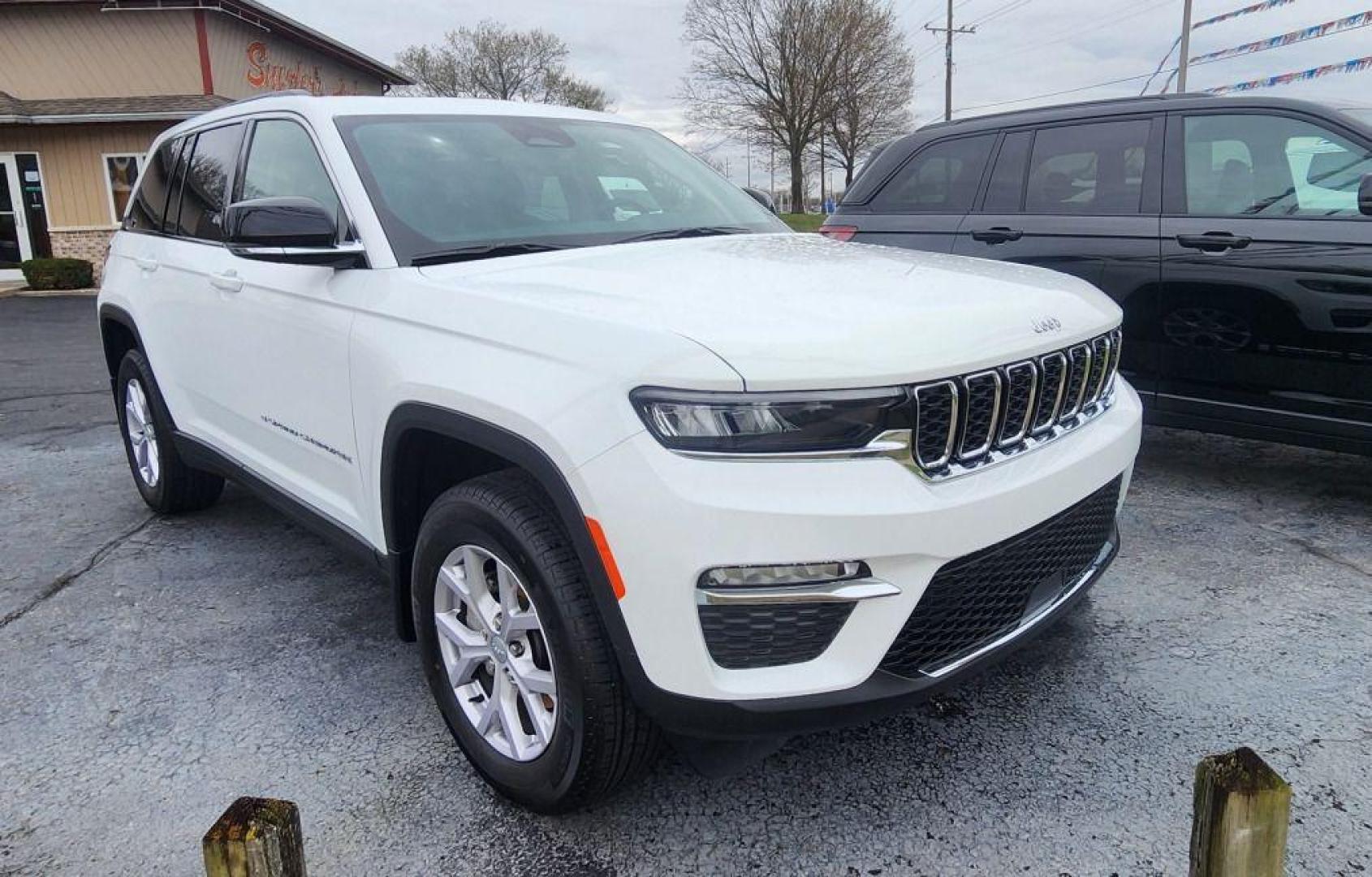 2022 WHITE JEEP GRAND CHEROKEE LIMITED - 4WD (1C4RJHBGXN8) with an 3.6L engine, Automatic transmission, located at 101 S. Halleck St., DeMotte, 46310, (219) 987-2922, 41.202343, -87.198189 - Photo#1