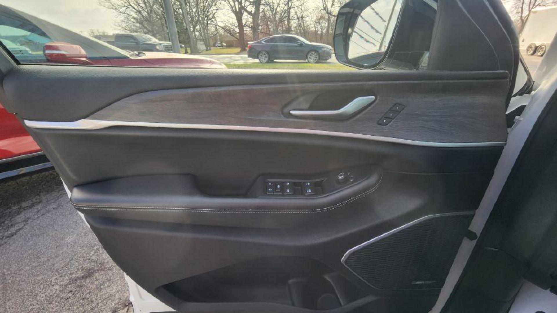 2022 WHITE JEEP GRAND CHEROKEE LIMITED - 4WD (1C4RJHBGXN8) with an 3.6L engine, Automatic transmission, located at 101 S. Halleck St., DeMotte, 46310, (219) 987-2922, 41.202343, -87.198189 - Photo#22