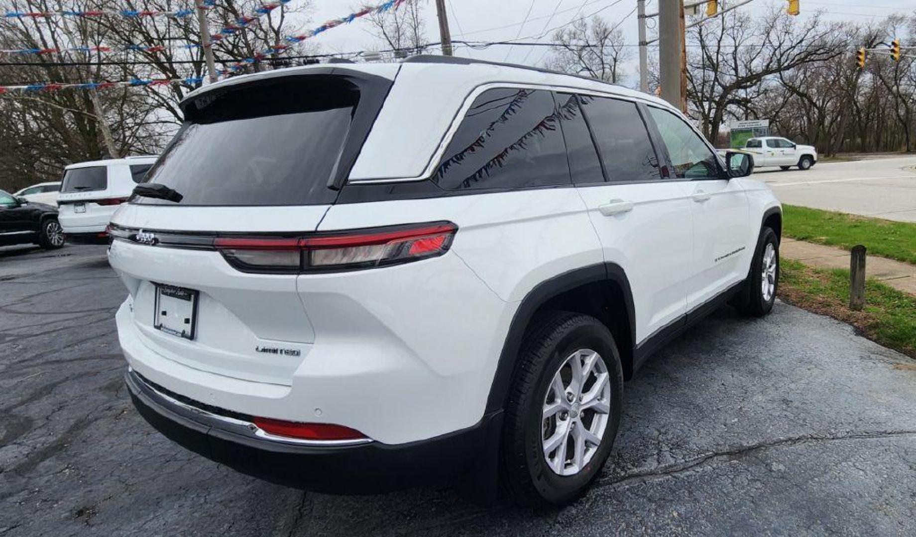 2022 WHITE JEEP GRAND CHEROKEE LIMITED - 4WD (1C4RJHBGXN8) with an 3.6L engine, Automatic transmission, located at 101 S. Halleck St., DeMotte, 46310, (219) 987-2922, 41.202343, -87.198189 - Photo#2