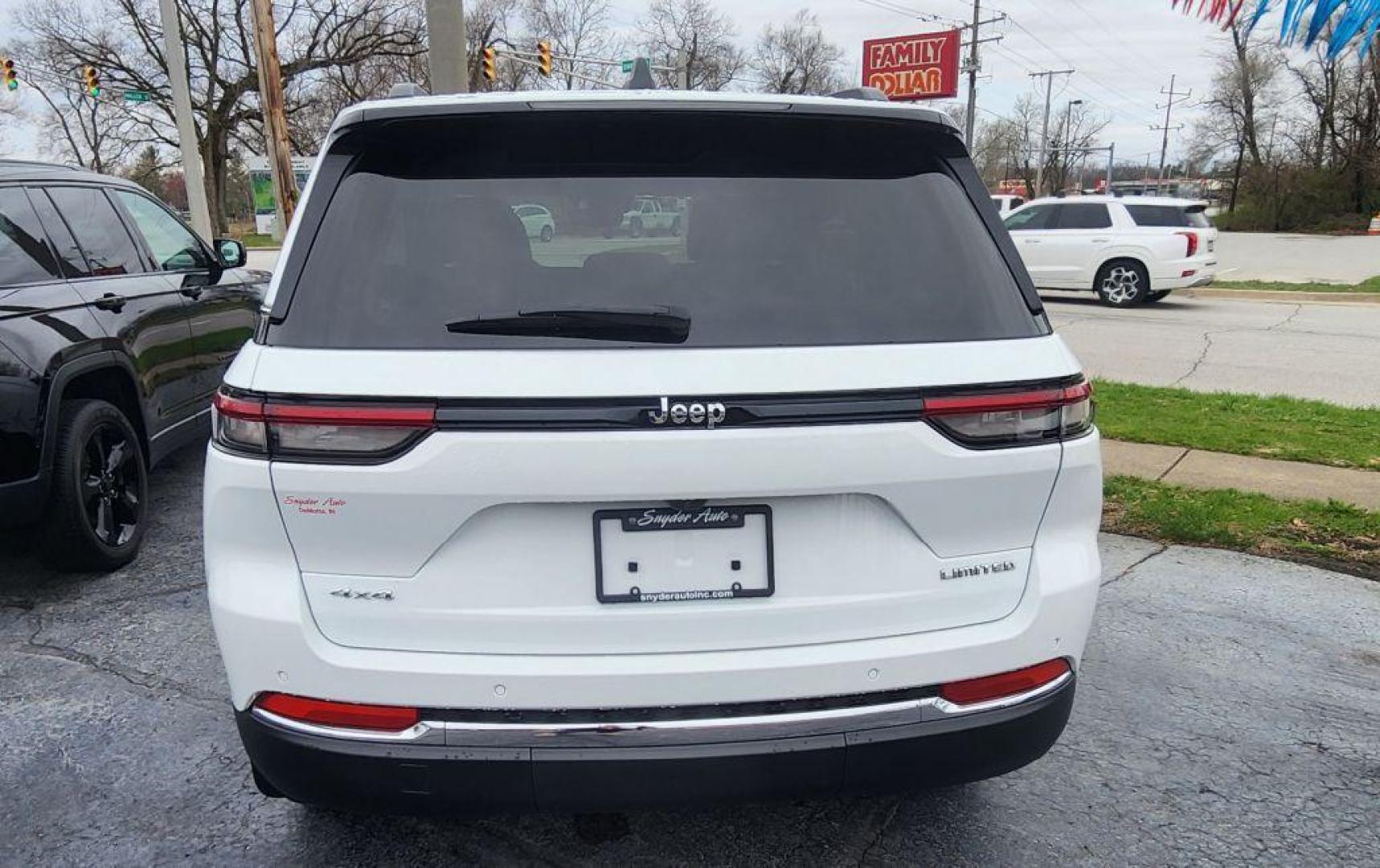 2022 WHITE JEEP GRAND CHEROKEE LIMITED - 4WD (1C4RJHBGXN8) with an 3.6L engine, Automatic transmission, located at 101 S. Halleck St., DeMotte, 46310, (219) 987-2922, 41.202343, -87.198189 - Photo#3