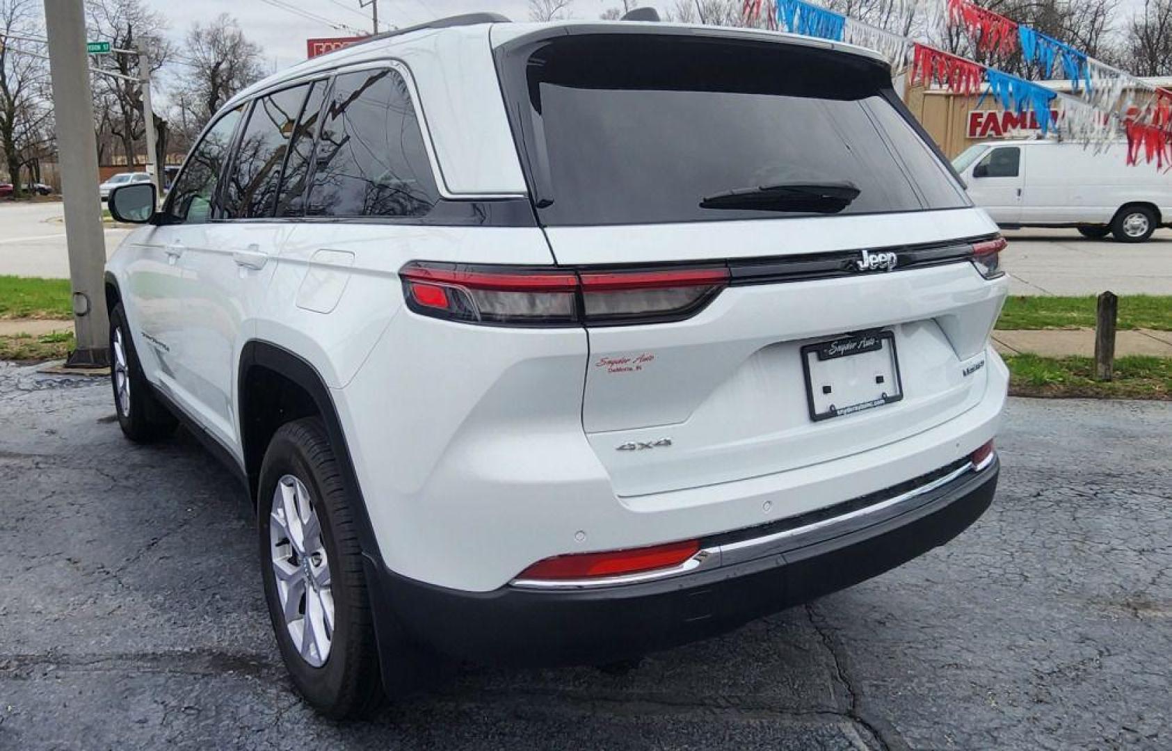 2022 WHITE JEEP GRAND CHEROKEE LIMITED - 4WD (1C4RJHBGXN8) with an 3.6L engine, Automatic transmission, located at 101 S. Halleck St., DeMotte, 46310, (219) 987-2922, 41.202343, -87.198189 - Photo#4