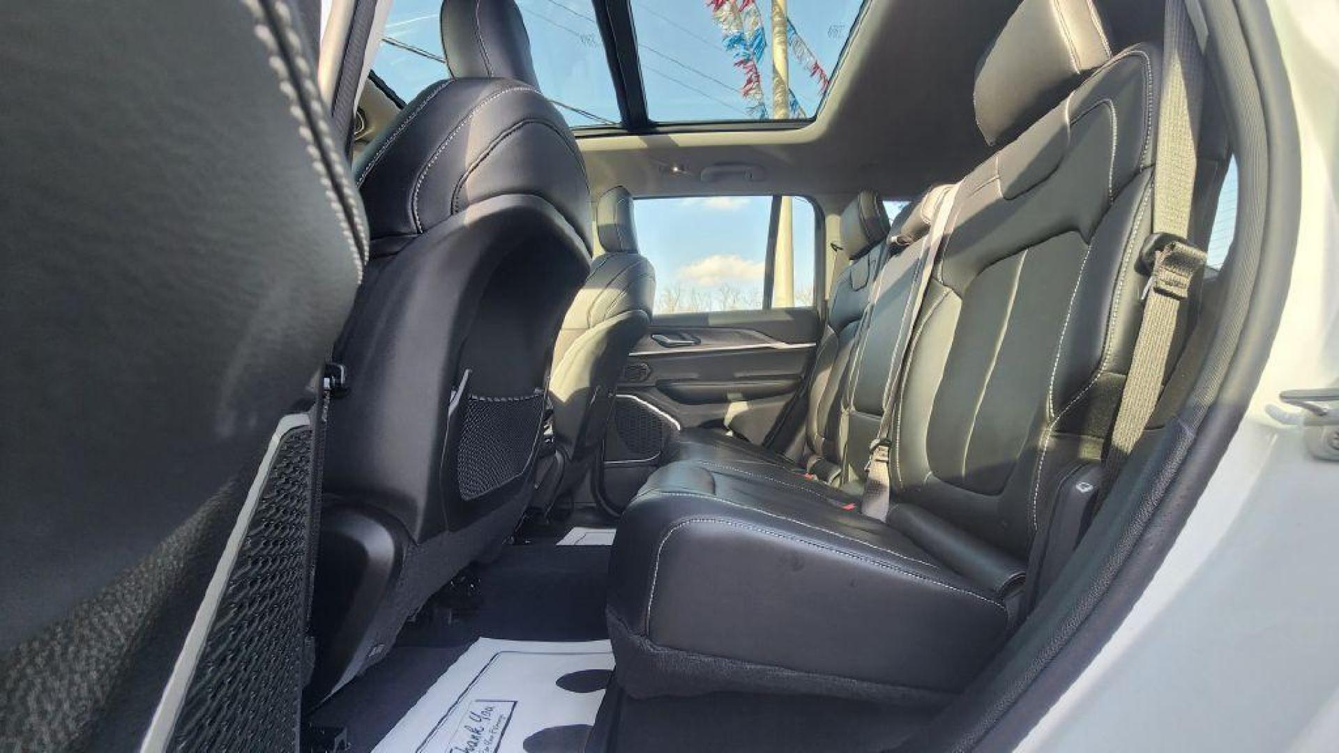 2022 WHITE JEEP GRAND CHEROKEE LIMITED - 4WD (1C4RJHBGXN8) with an 3.6L engine, Automatic transmission, located at 101 S. Halleck St., DeMotte, 46310, (219) 987-2922, 41.202343, -87.198189 - Photo#6