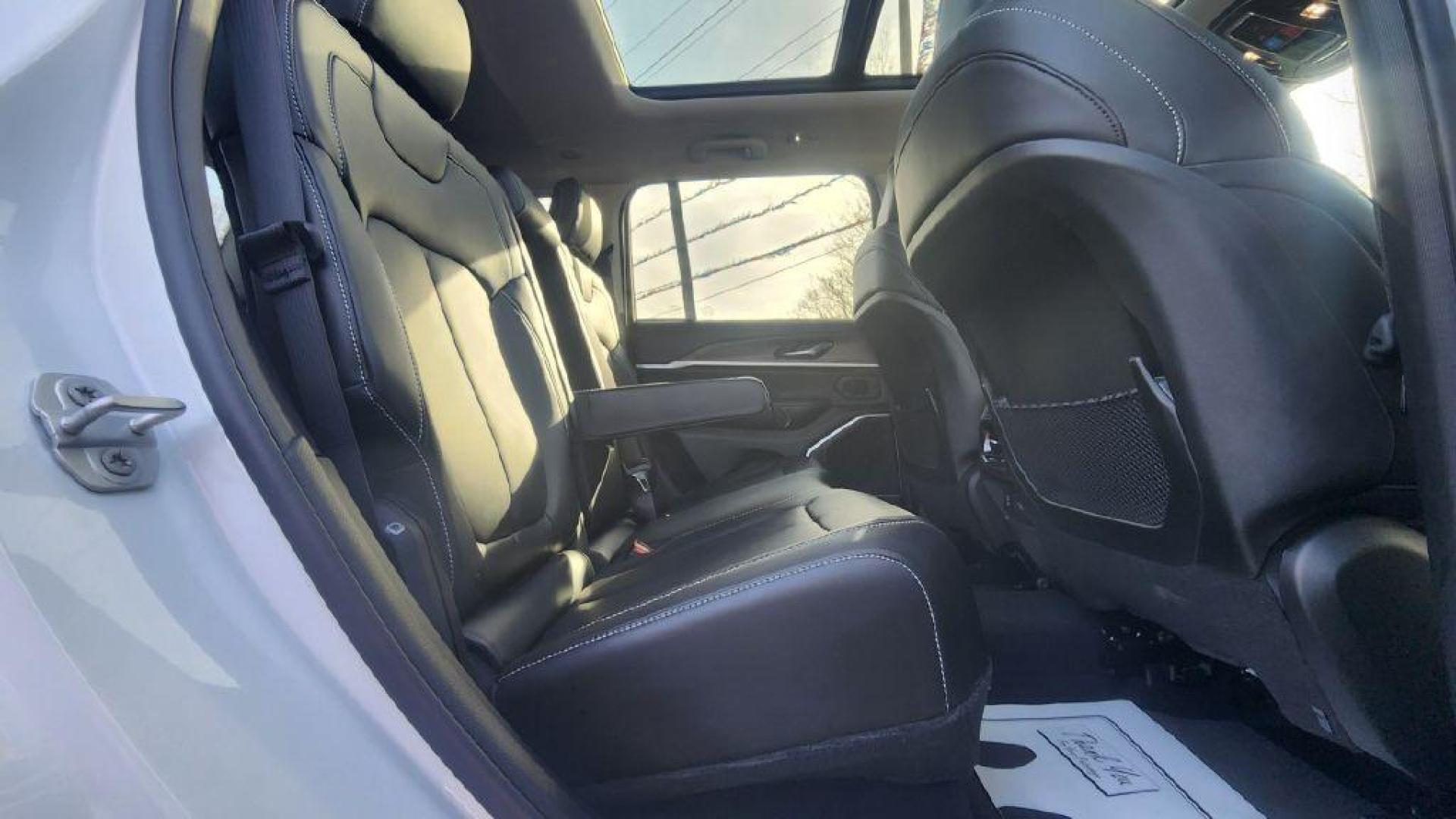 2022 WHITE JEEP GRAND CHEROKEE LIMITED - 4WD (1C4RJHBGXN8) with an 3.6L engine, Automatic transmission, located at 101 S. Halleck St., DeMotte, 46310, (219) 987-2922, 41.202343, -87.198189 - Photo#7