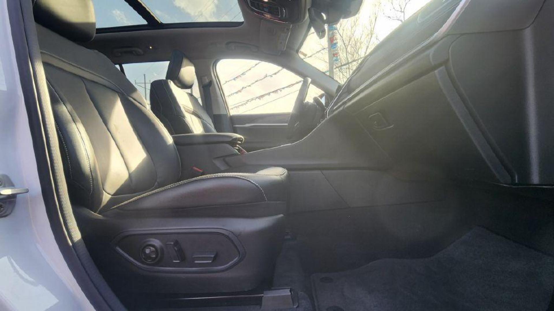 2022 WHITE JEEP GRAND CHEROKEE LIMITED - 4WD (1C4RJHBGXN8) with an 3.6L engine, Automatic transmission, located at 101 S. Halleck St., DeMotte, 46310, (219) 987-2922, 41.202343, -87.198189 - Photo#8