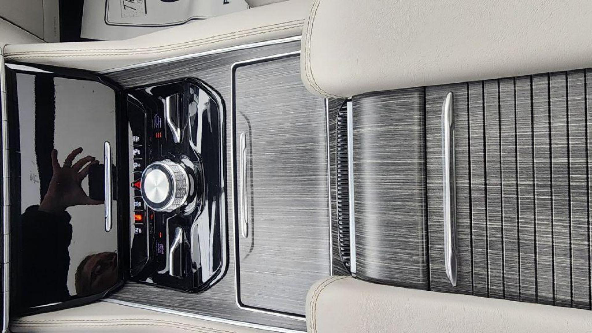 2024 WHITE JEEP WAGONEER L SERIES III - 4WD (1C4SJSDP1RS) with an 3.0L engine, Automatic transmission, located at 101 S. Halleck St., DeMotte, 46310, (219) 987-2922, 41.202343, -87.198189 - Photo#20