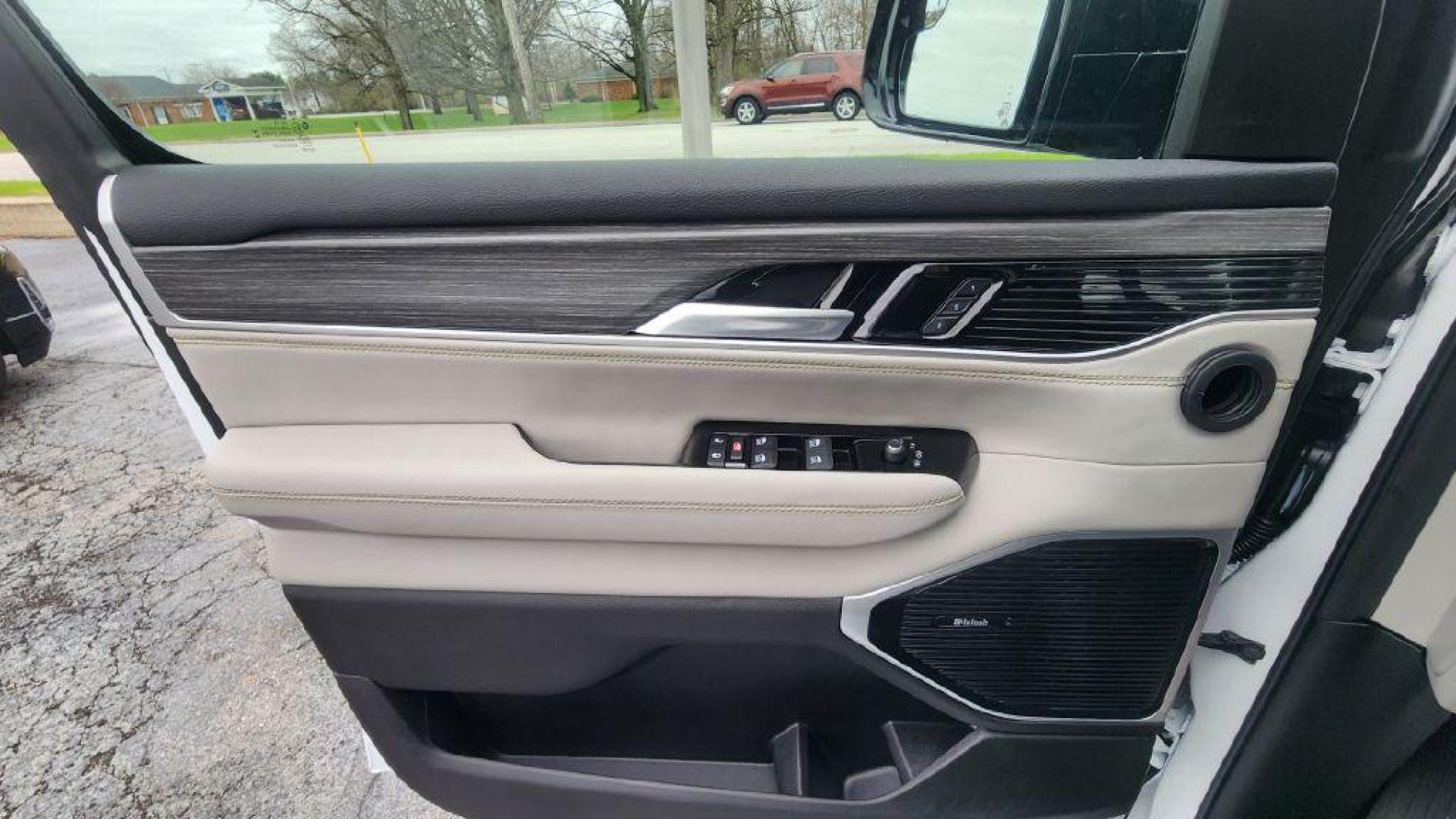 2024 WHITE JEEP WAGONEER L SERIES III - 4WD (1C4SJSDP1RS) with an 3.0L engine, Automatic transmission, located at 101 S. Halleck St., DeMotte, 46310, (219) 987-2922, 41.202343, -87.198189 - Photo#24