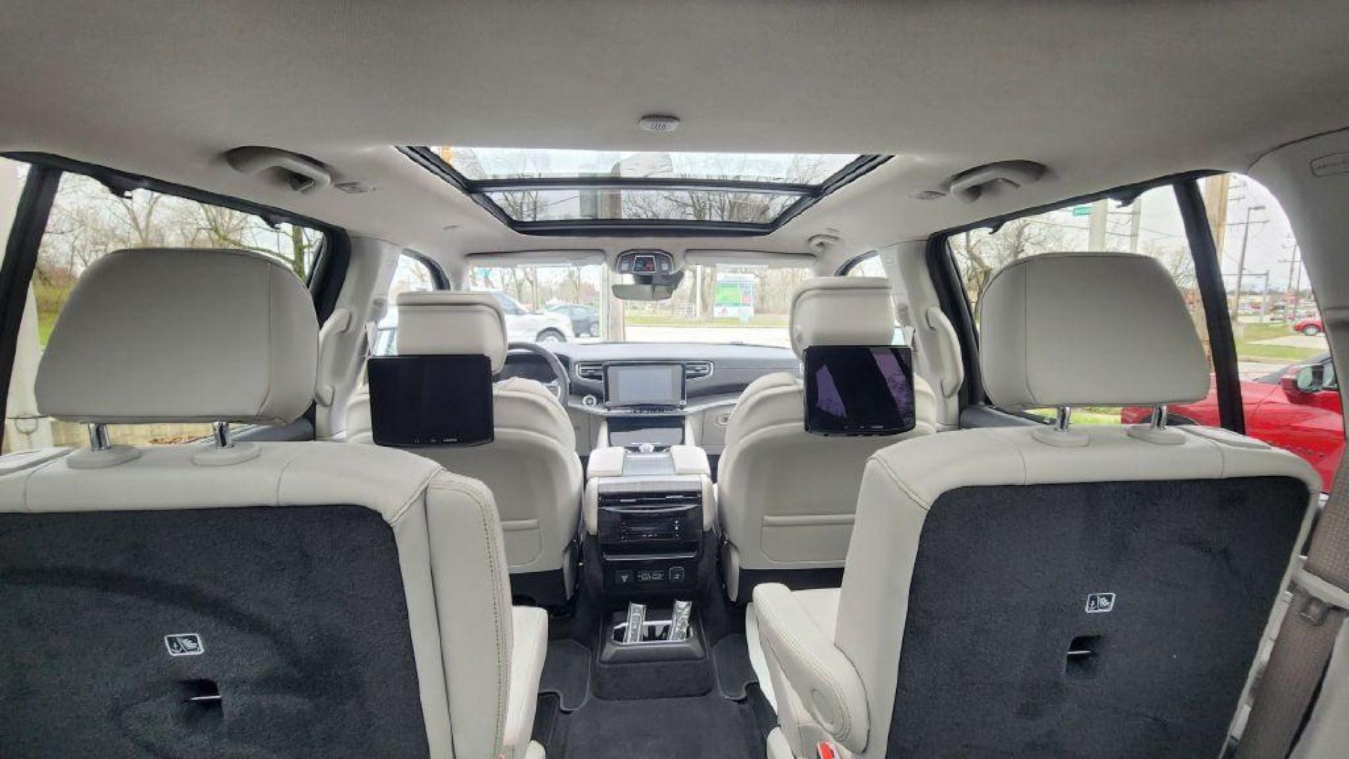 2024 WHITE JEEP WAGONEER L SERIES III - 4WD (1C4SJSDP1RS) with an 3.0L engine, Automatic transmission, located at 101 S. Halleck St., DeMotte, 46310, (219) 987-2922, 41.202343, -87.198189 - Photo#27