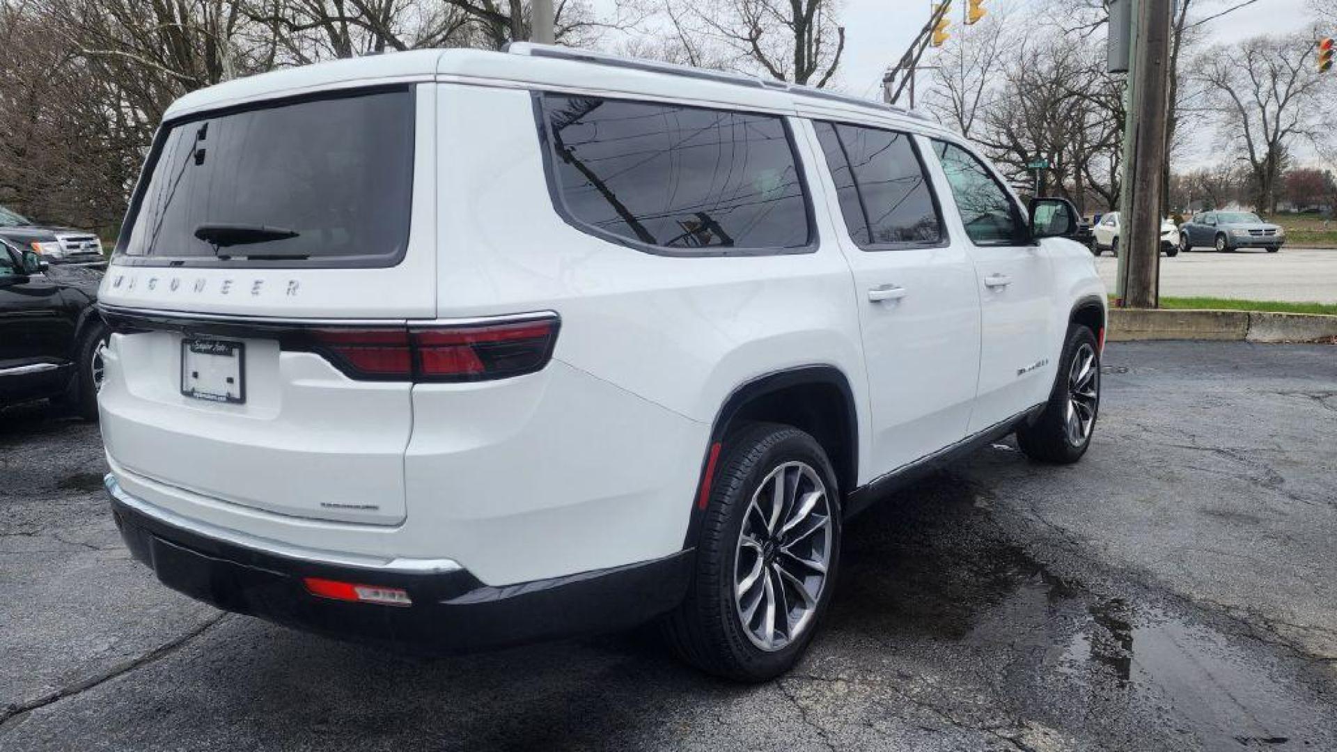 2024 WHITE JEEP WAGONEER L SERIES III - 4WD (1C4SJSDP1RS) with an 3.0L engine, Automatic transmission, located at 101 S. Halleck St., DeMotte, 46310, (219) 987-2922, 41.202343, -87.198189 - Photo#2