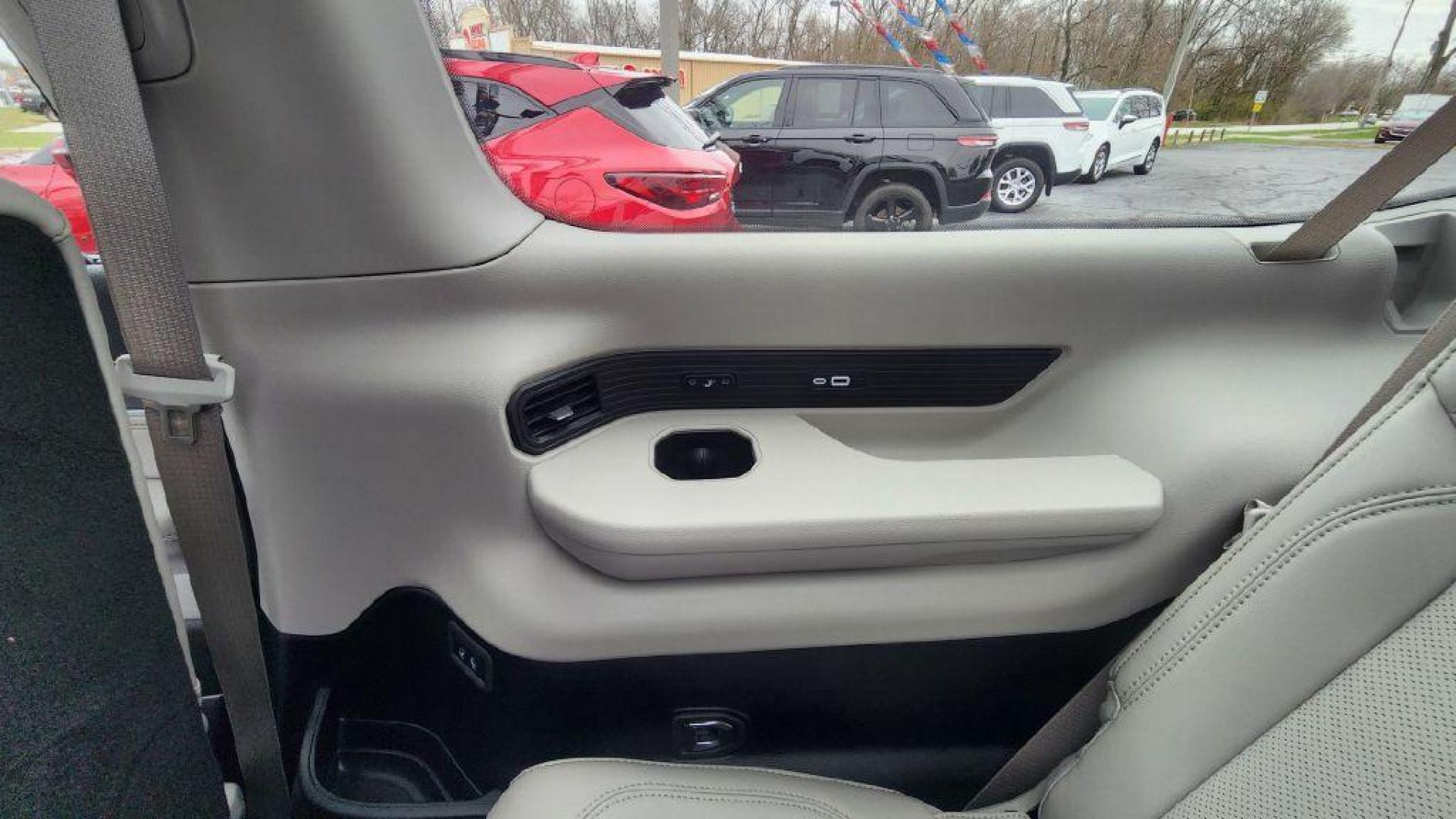 2024 WHITE JEEP WAGONEER L SERIES III - 4WD (1C4SJSDP1RS) with an 3.0L engine, Automatic transmission, located at 101 S. Halleck St., DeMotte, 46310, (219) 987-2922, 41.202343, -87.198189 - Photo#30