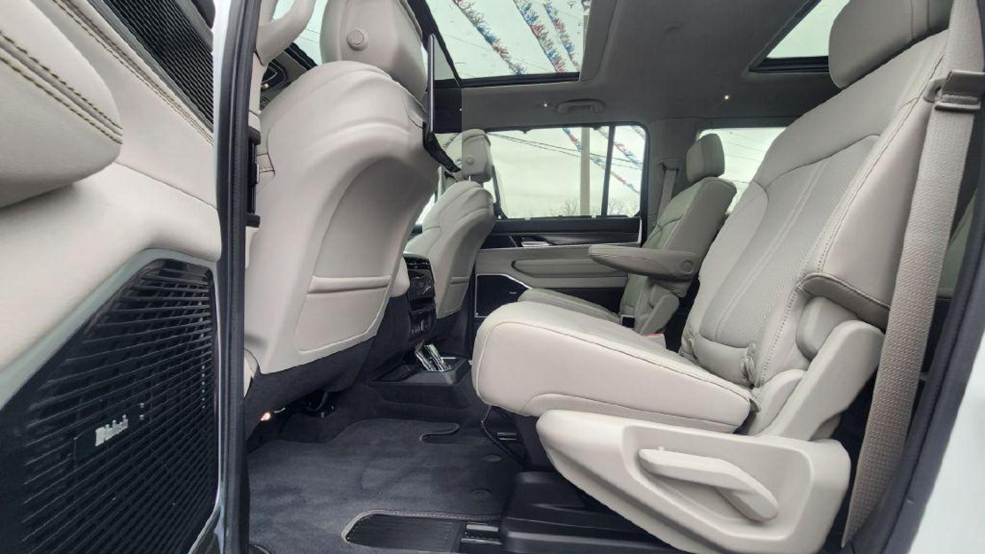 2024 WHITE JEEP WAGONEER L SERIES III - 4WD (1C4SJSDP1RS) with an 3.0L engine, Automatic transmission, located at 101 S. Halleck St., DeMotte, 46310, (219) 987-2922, 41.202343, -87.198189 - Photo#6