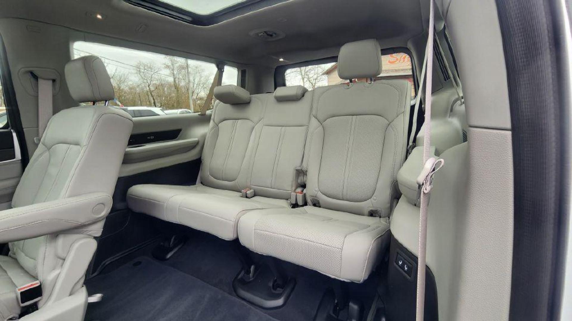 2024 WHITE JEEP WAGONEER L SERIES III - 4WD (1C4SJSDP1RS) with an 3.0L engine, Automatic transmission, located at 101 S. Halleck St., DeMotte, 46310, (219) 987-2922, 41.202343, -87.198189 - Photo#7