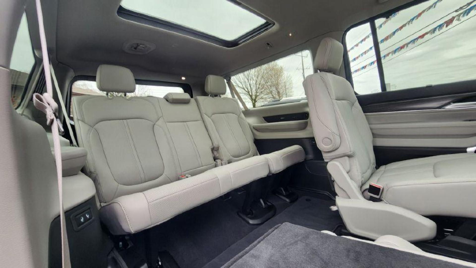 2024 WHITE JEEP WAGONEER L SERIES III - 4WD (1C4SJSDP1RS) with an 3.0L engine, Automatic transmission, located at 101 S. Halleck St., DeMotte, 46310, (219) 987-2922, 41.202343, -87.198189 - Photo#8