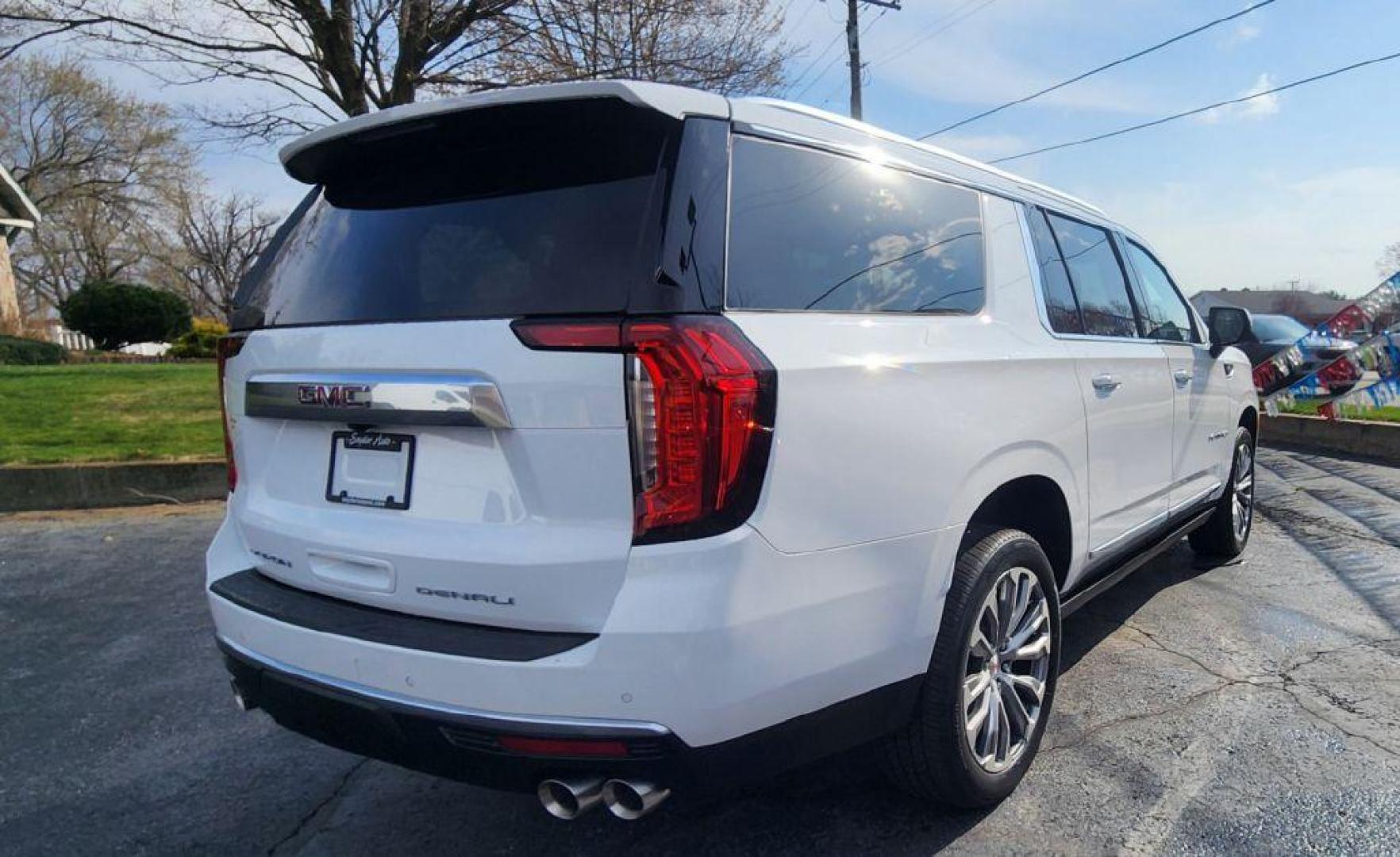 2023 WHITE GMC YUKON XL DENALI - 4WD (1GKS2JKL0PR) with an 6.2L engine, Automatic transmission, located at 101 S. Halleck St., DeMotte, 46310, (219) 987-2922, 41.202343, -87.198189 - Photo#3