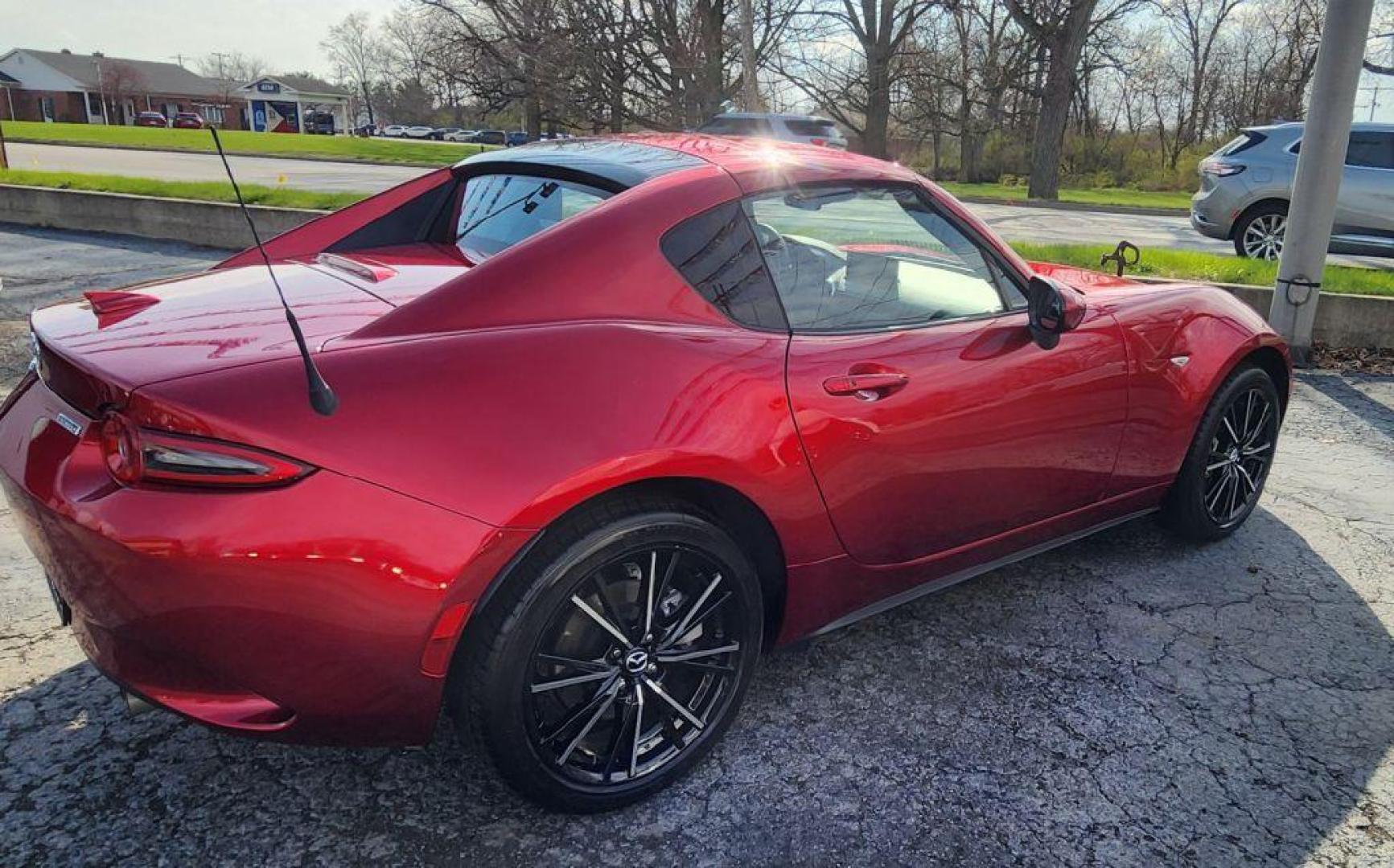 2024 RED MAZDA MX-5 MIATA GRAND TOURING - RWD (JM1NDAM76R0) with an 2.0L engine, Automatic transmission, located at 101 S. Halleck St., DeMotte, 46310, (219) 987-2922, 41.202343, -87.198189 - Photo#4