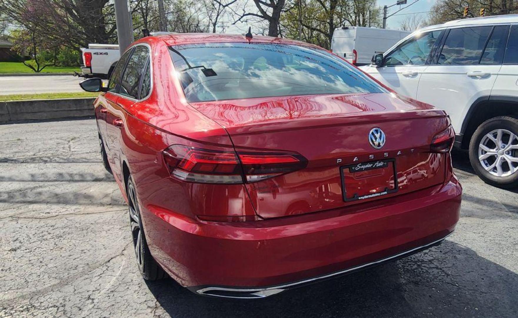 2020 BURGUN VOLKSWAGEN PASSAT SEL - FWD (1VWCA7A39LC) with an 2.0L engine, Automatic transmission, located at 101 S. Halleck St., DeMotte, 46310, (219) 987-2922, 41.202343, -87.198189 - Photo#5
