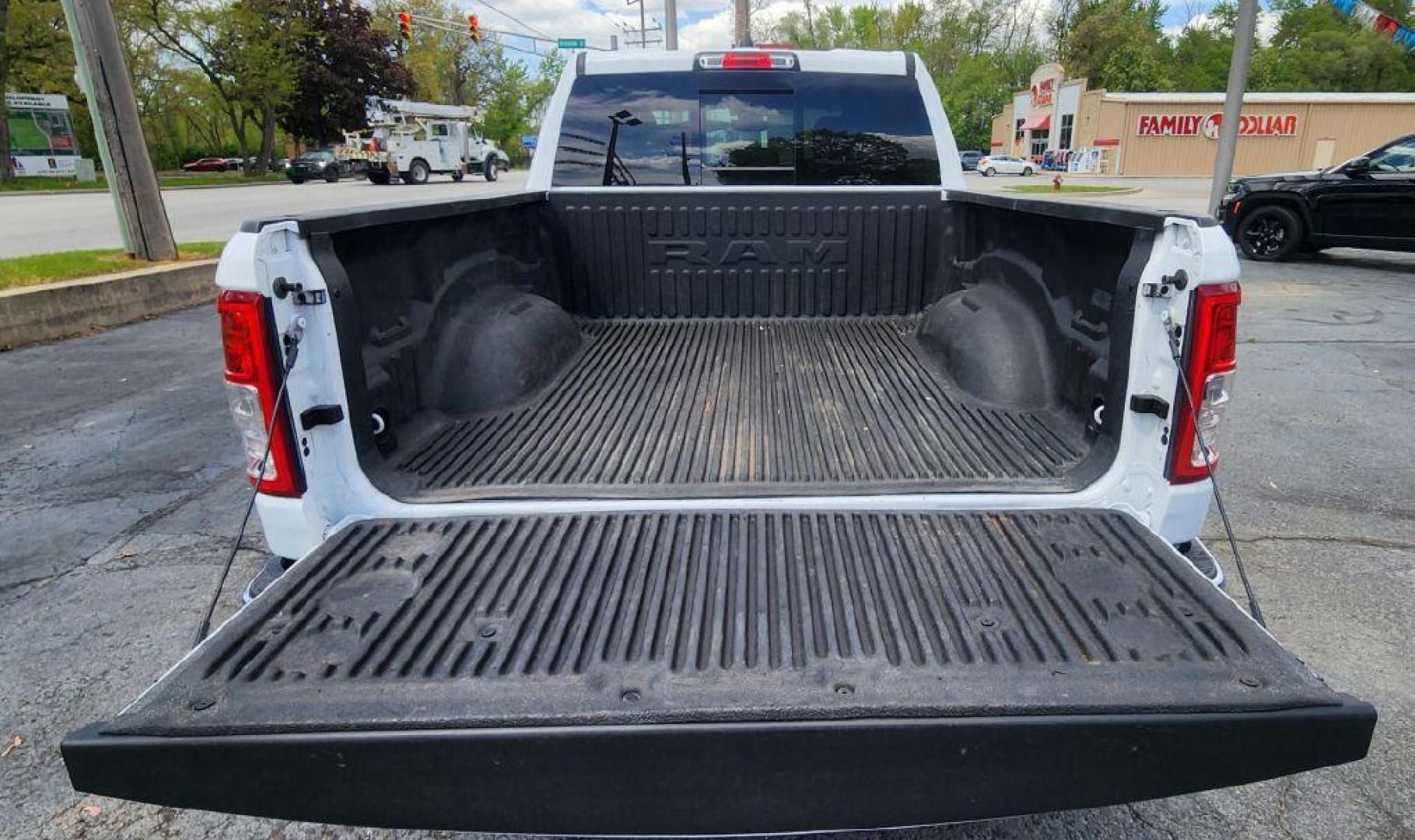 2022 WHITE RAM 1500 BIG HORN/LONE STAR - 4WD (1C6RRFFG0NN) with an 3.6L engine, Automatic transmission, located at 101 S. Halleck St., DeMotte, 46310, (219) 987-2922, 41.202343, -87.198189 - Photo#5