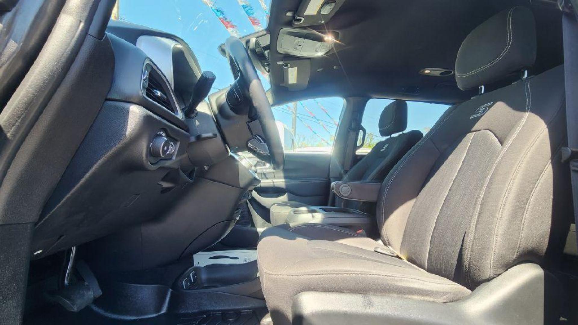 2020 GRAY CHRYSLER PACIFICA TOURING S -FWD (2C4RC1FG8LR) with an 3.6L engine, Automatic transmission, located at 101 S. Halleck St., DeMotte, 46310, (219) 987-2922, 41.202343, -87.198189 - Photo#5