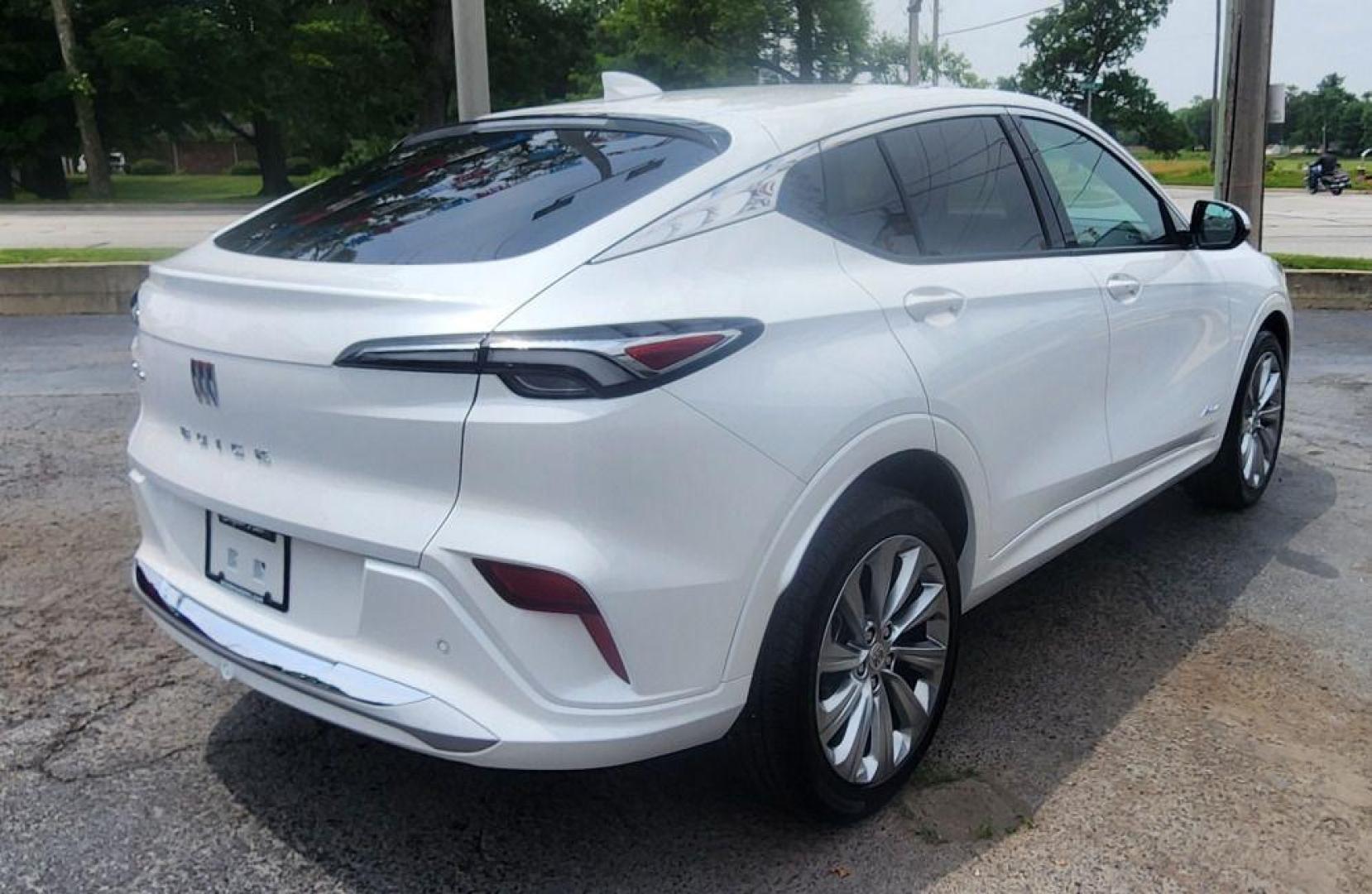 2025 WHITE BUICK ENVISTA AVENIR - FWD (KL47LCEP0SB) with an 1.2L engine, Automatic transmission, located at 101 S. Halleck St., DeMotte, 46310, (219) 987-2922, 41.202343, -87.198189 - Photo#2