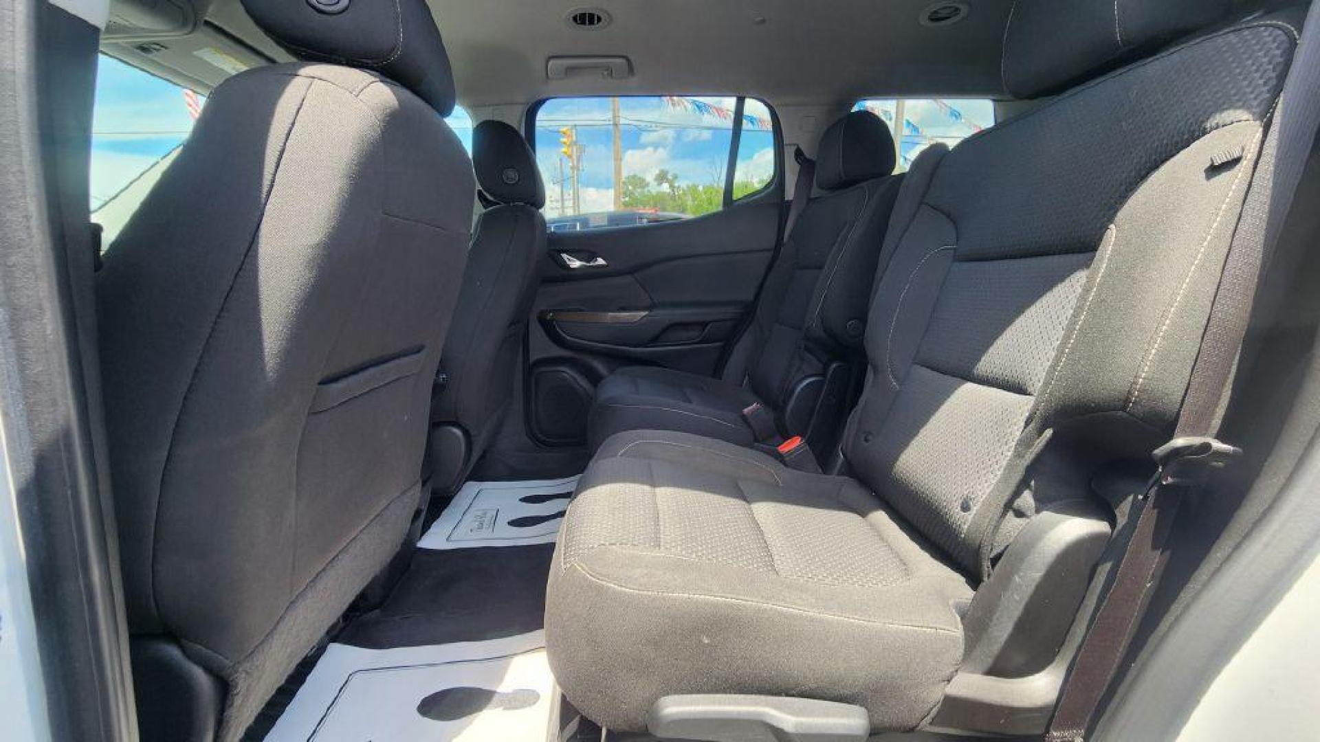 2023 WHITE GMC ACADIA SLE - AWD (1GKKNRL48PZ) with an 2.0L engine, Automatic transmission, located at 101 S. Halleck St., DeMotte, 46310, (219) 987-2922, 41.202343, -87.198189 - Photo#5