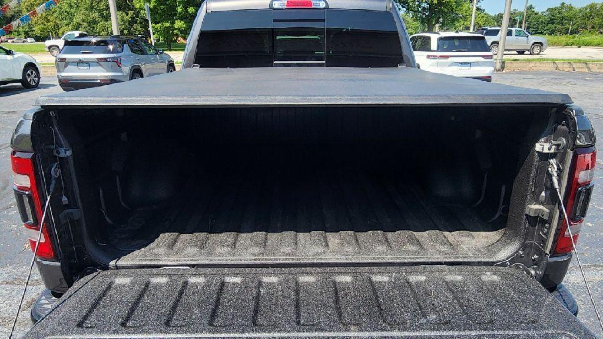 2022 GRAY RAM 1500 BIG HORN/LONE STAR - 4WD (1C6SRFFT4NN) with an 5.7L engine, Automatic transmission, located at 101 S. Halleck St., DeMotte, 46310, (219) 987-2922, 41.202343, -87.198189 - Photo#4