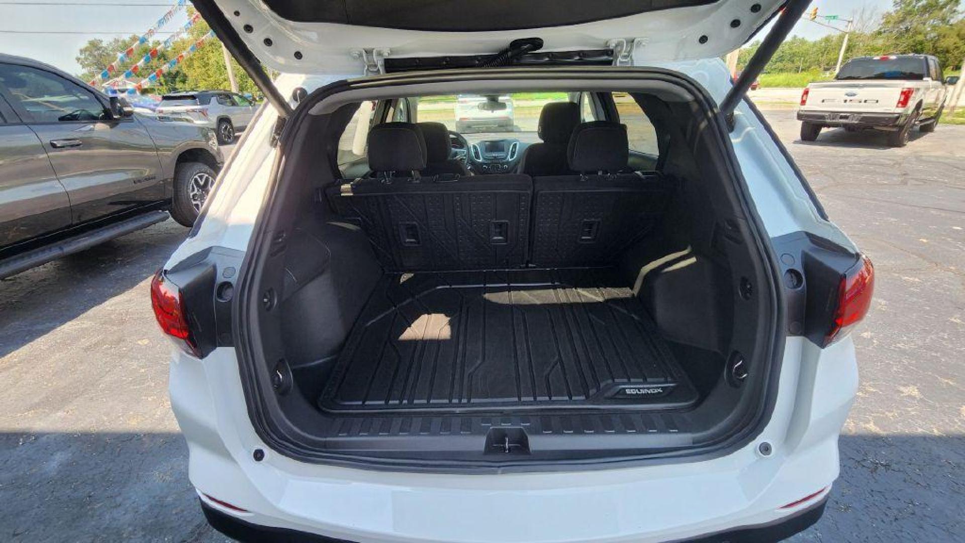 2023 WHITE CHEVROLET EQUINOX LT (3GNAXUEG7PS) with an 1.5L engine, Automatic transmission, located at 101 S. Halleck St., DeMotte, 46310, (219) 987-2922, 41.202343, -87.198189 - Photo#19