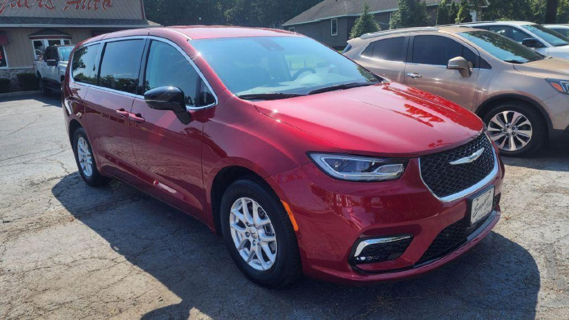 2024 BURGUN CHRYSLER PACIFICA TOURING L - WD (2C4RC1BG1RR) with an 3.6L engine, Automatic transmission, located at 101 S. Halleck St., DeMotte, 46310, (219) 987-2922, 41.202343, -87.198189 - Photo#1
