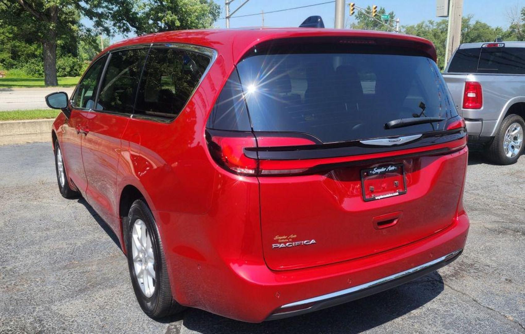 2024 BURGUN CHRYSLER PACIFICA TOURING L - WD (2C4RC1BG1RR) with an 3.6L engine, Automatic transmission, located at 101 S. Halleck St., DeMotte, 46310, (219) 987-2922, 41.202343, -87.198189 - Photo#3