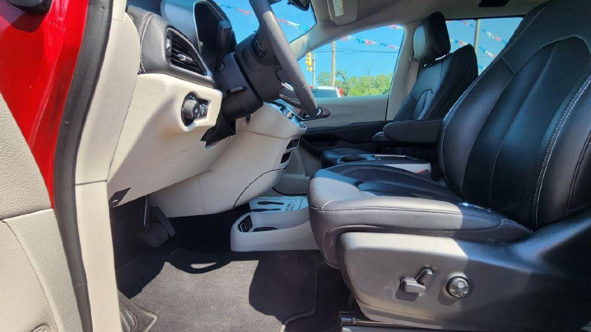 2024 BURGUN CHRYSLER PACIFICA TOURING L - WD (2C4RC1BG1RR) with an 3.6L engine, Automatic transmission, located at 101 S. Halleck St., DeMotte, 46310, (219) 987-2922, 41.202343, -87.198189 - Photo#4