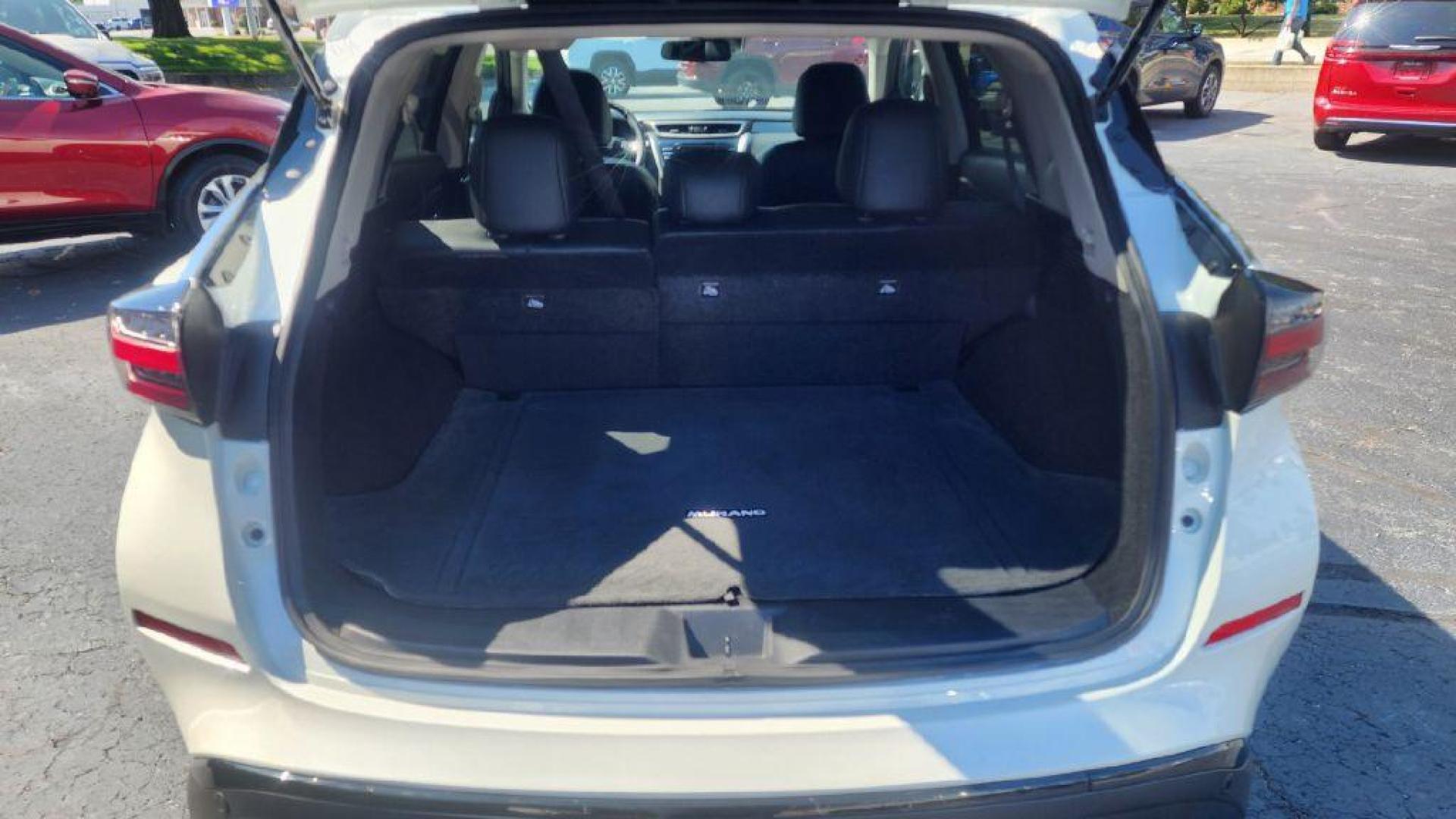 2023 WHITE NISSAN MURANO SV - AWD (5N1AZ2BS8PC) with an 3.5L engine, Automatic transmission, located at 101 S. Halleck St., DeMotte, 46310, (219) 987-2922, 41.202343, -87.198189 - Photo#18