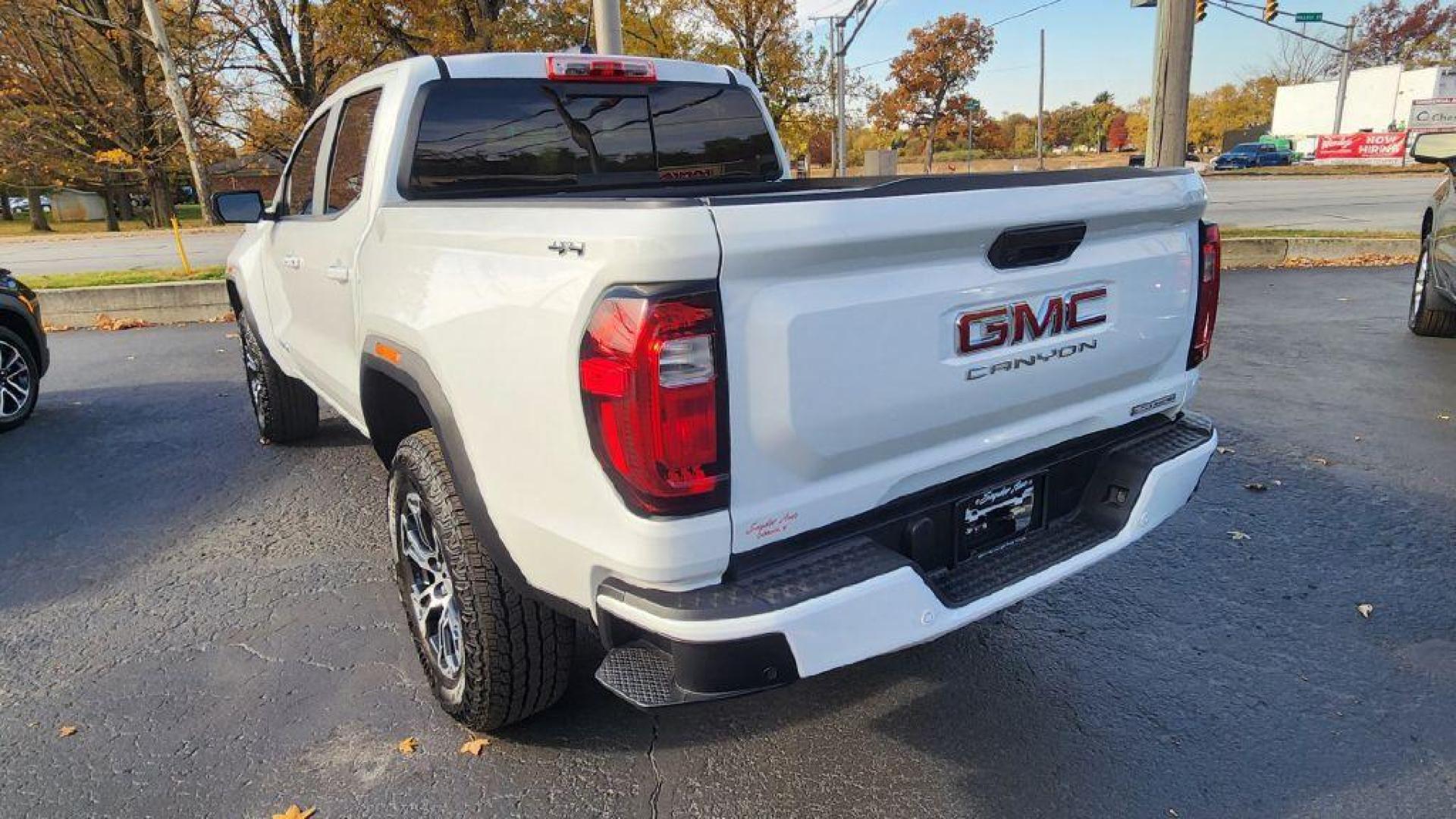 2024 WHITE GMC CANYON ELEVATION - 4WD (1GTP6BEKXR1) with an 2.7L engine, Automatic transmission, located at 101 S. Halleck St., DeMotte, 46310, (219) 987-2922, 41.202343, -87.198189 - Photo#3