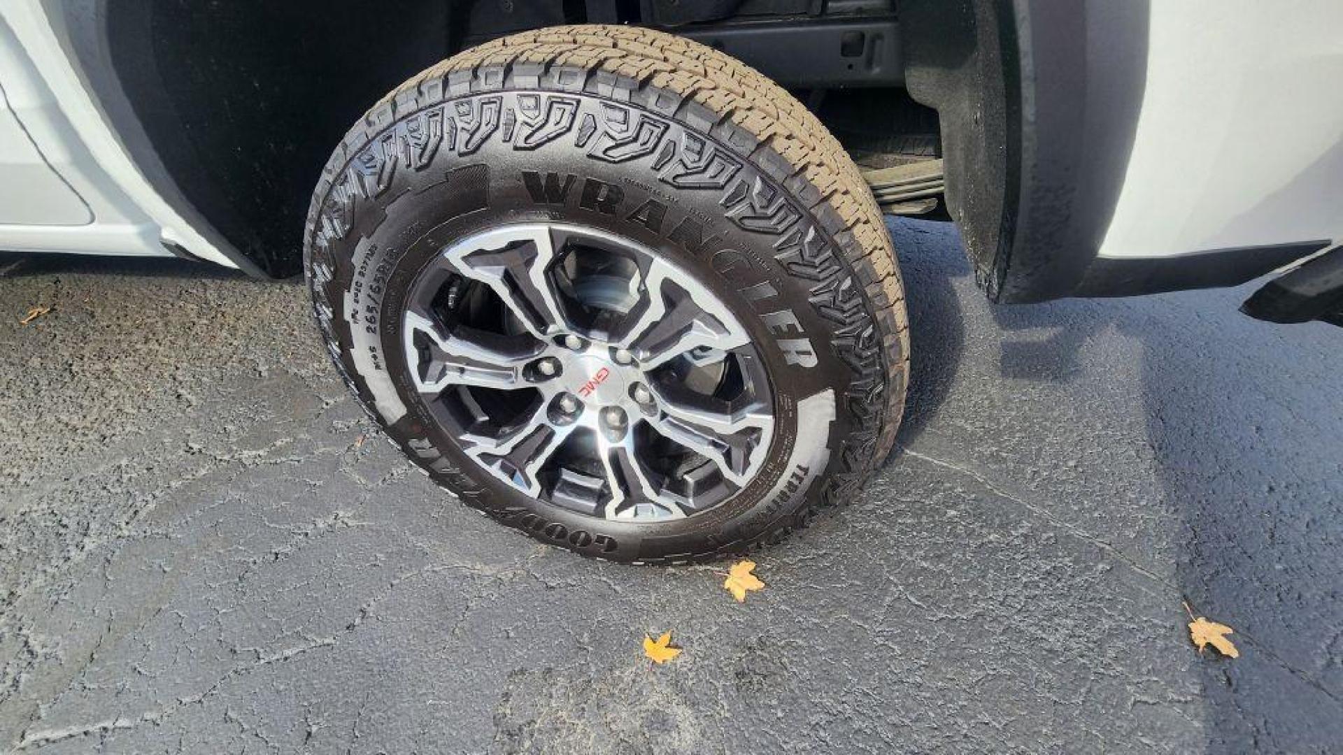 2024 WHITE GMC CANYON ELEVATION - 4WD (1GTP6BEKXR1) with an 2.7L engine, Automatic transmission, located at 101 S. Halleck St., DeMotte, 46310, (219) 987-2922, 41.202343, -87.198189 - Photo#21