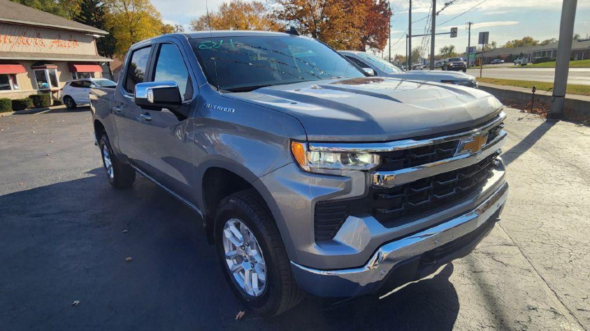 2024 GRAY CHEVROLET SILVERADO 1500 LT - 4WD (1GCUDDEDXRZ) with an 5.3L engine, Automatic transmission, located at 101 S. Halleck St., DeMotte, 46310, (219) 987-2922, 41.202343, -87.198189 - Photo#1