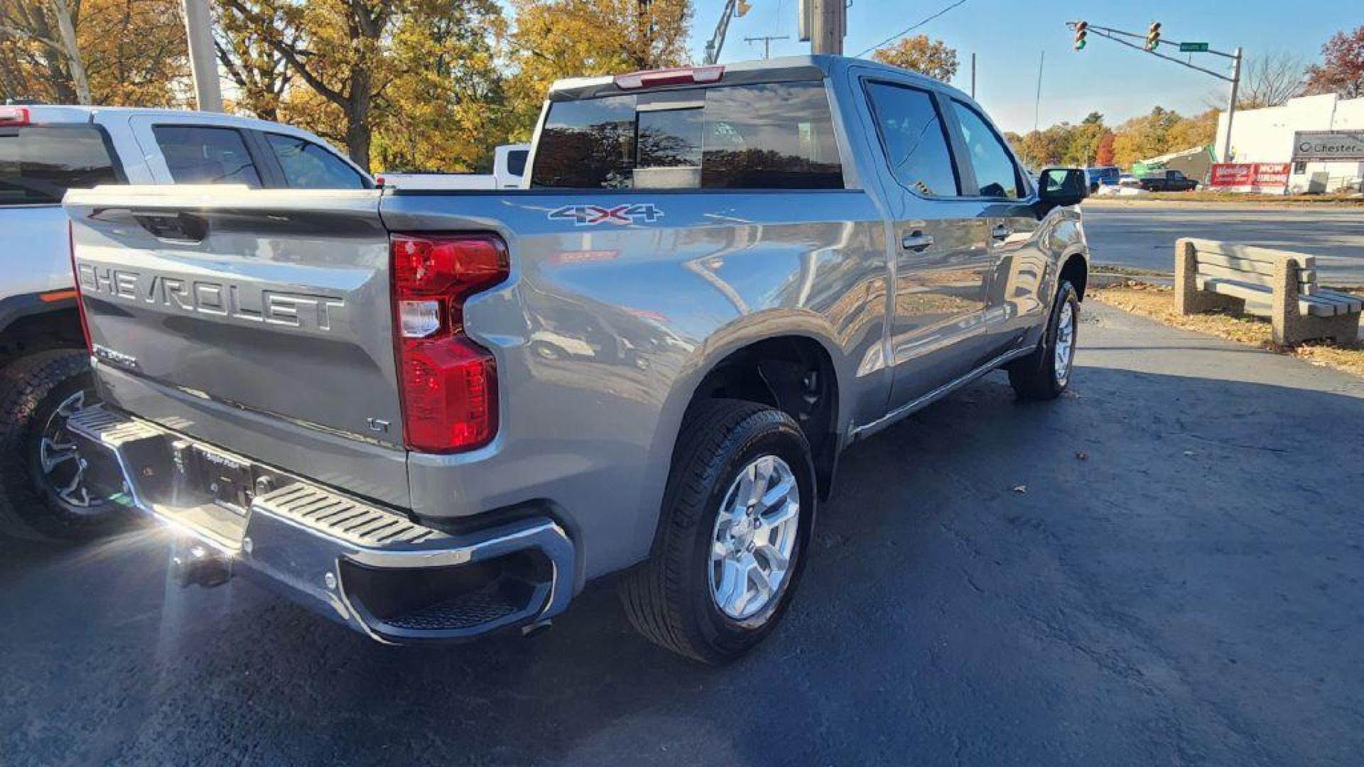 2024 GRAY CHEVROLET SILVERADO 1500 LT - 4WD (1GCUDDEDXRZ) with an 5.3L engine, Automatic transmission, located at 101 S. Halleck St., DeMotte, 46310, (219) 987-2922, 41.202343, -87.198189 - Photo#2
