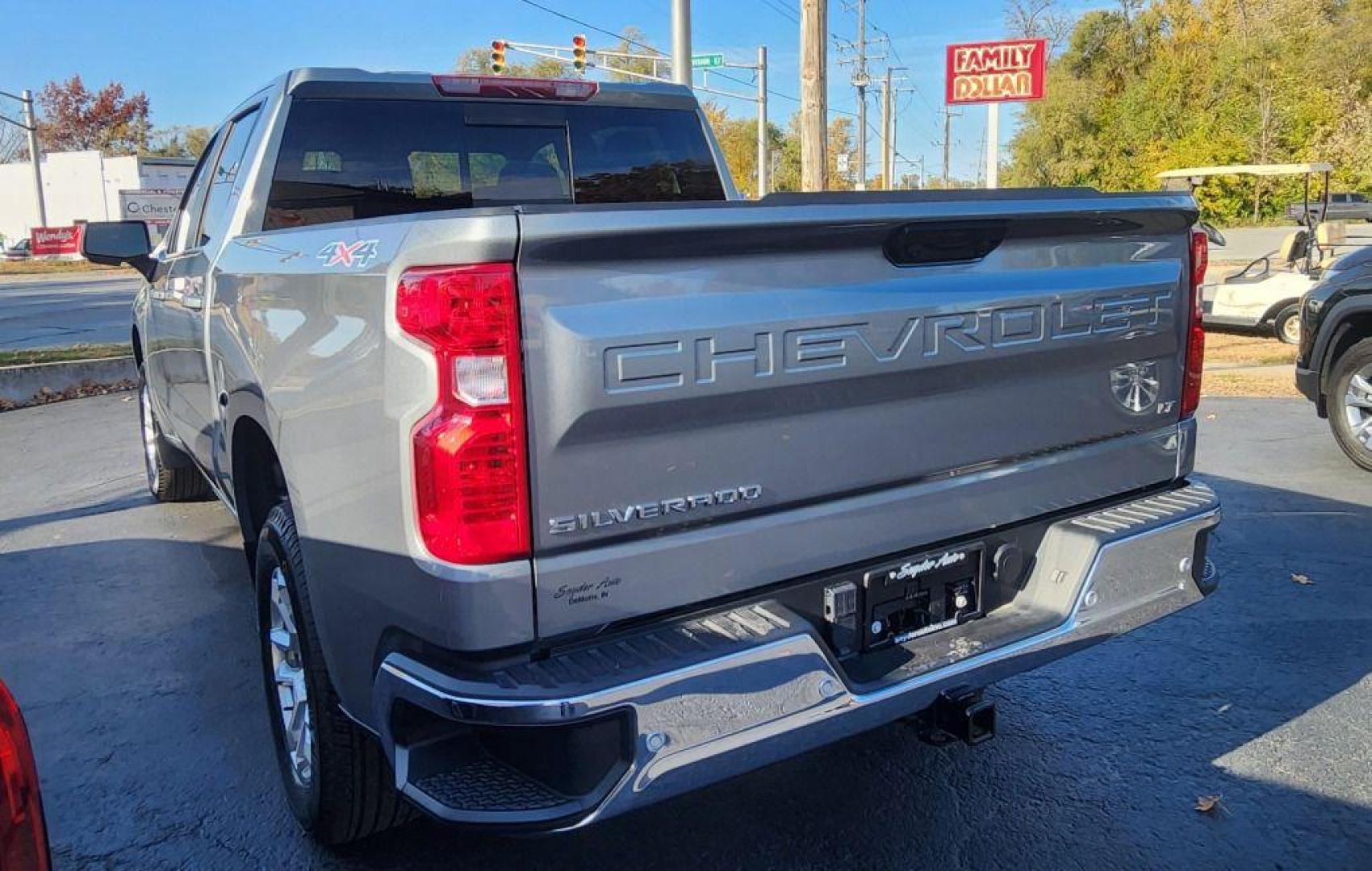 2024 GRAY CHEVROLET SILVERADO 1500 LT - 4WD (1GCUDDEDXRZ) with an 5.3L engine, Automatic transmission, located at 101 S. Halleck St., DeMotte, 46310, (219) 987-2922, 41.202343, -87.198189 - Photo#3