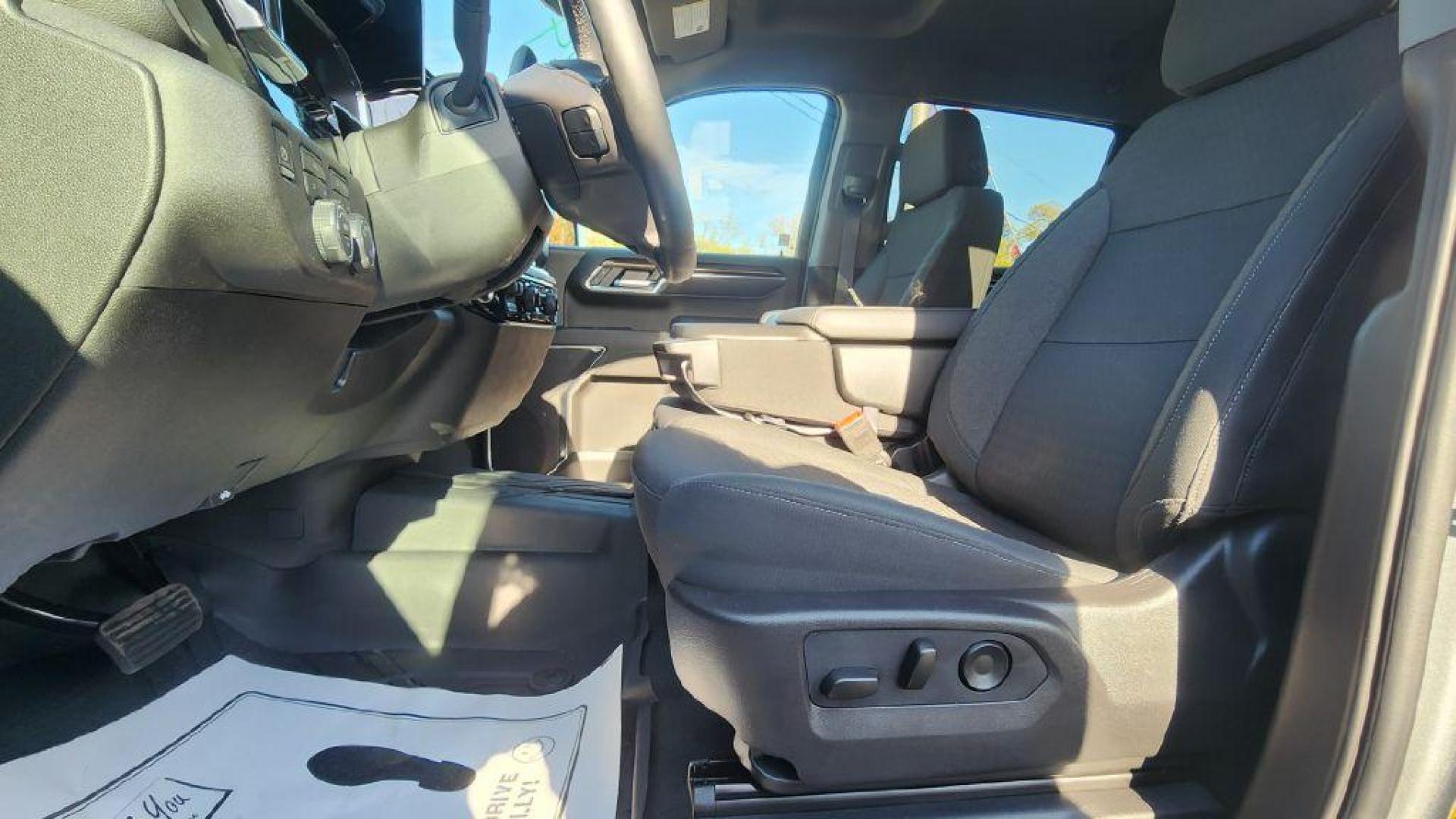 2024 GRAY CHEVROLET SILVERADO 1500 LT - 4WD (1GCUDDEDXRZ) with an 5.3L engine, Automatic transmission, located at 101 S. Halleck St., DeMotte, 46310, (219) 987-2922, 41.202343, -87.198189 - Photo#4