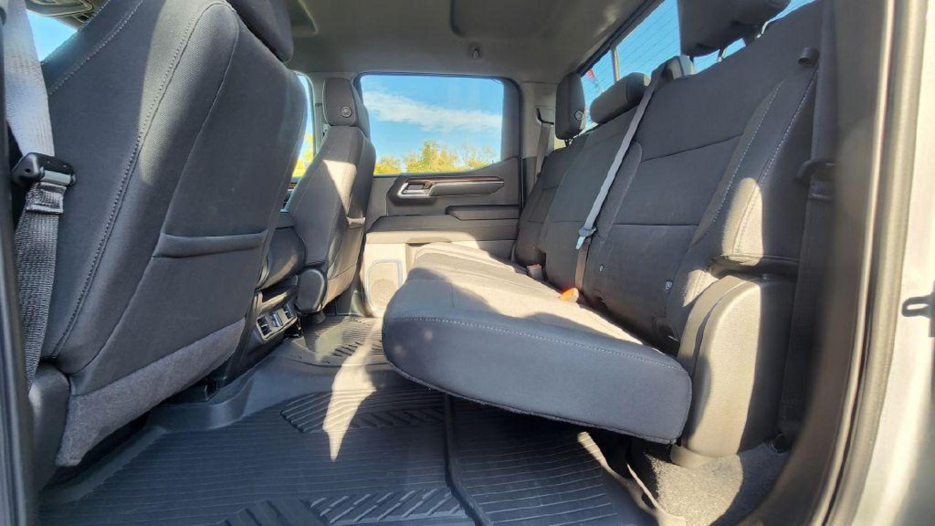 2024 GRAY CHEVROLET SILVERADO 1500 LT - 4WD (1GCUDDEDXRZ) with an 5.3L engine, Automatic transmission, located at 101 S. Halleck St., DeMotte, 46310, (219) 987-2922, 41.202343, -87.198189 - Photo#5