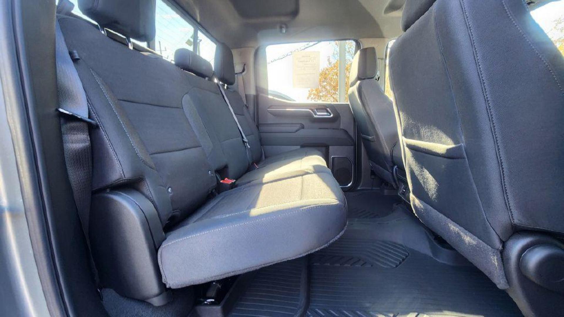 2024 GRAY CHEVROLET SILVERADO 1500 LT - 4WD (1GCUDDEDXRZ) with an 5.3L engine, Automatic transmission, located at 101 S. Halleck St., DeMotte, 46310, (219) 987-2922, 41.202343, -87.198189 - Photo#6