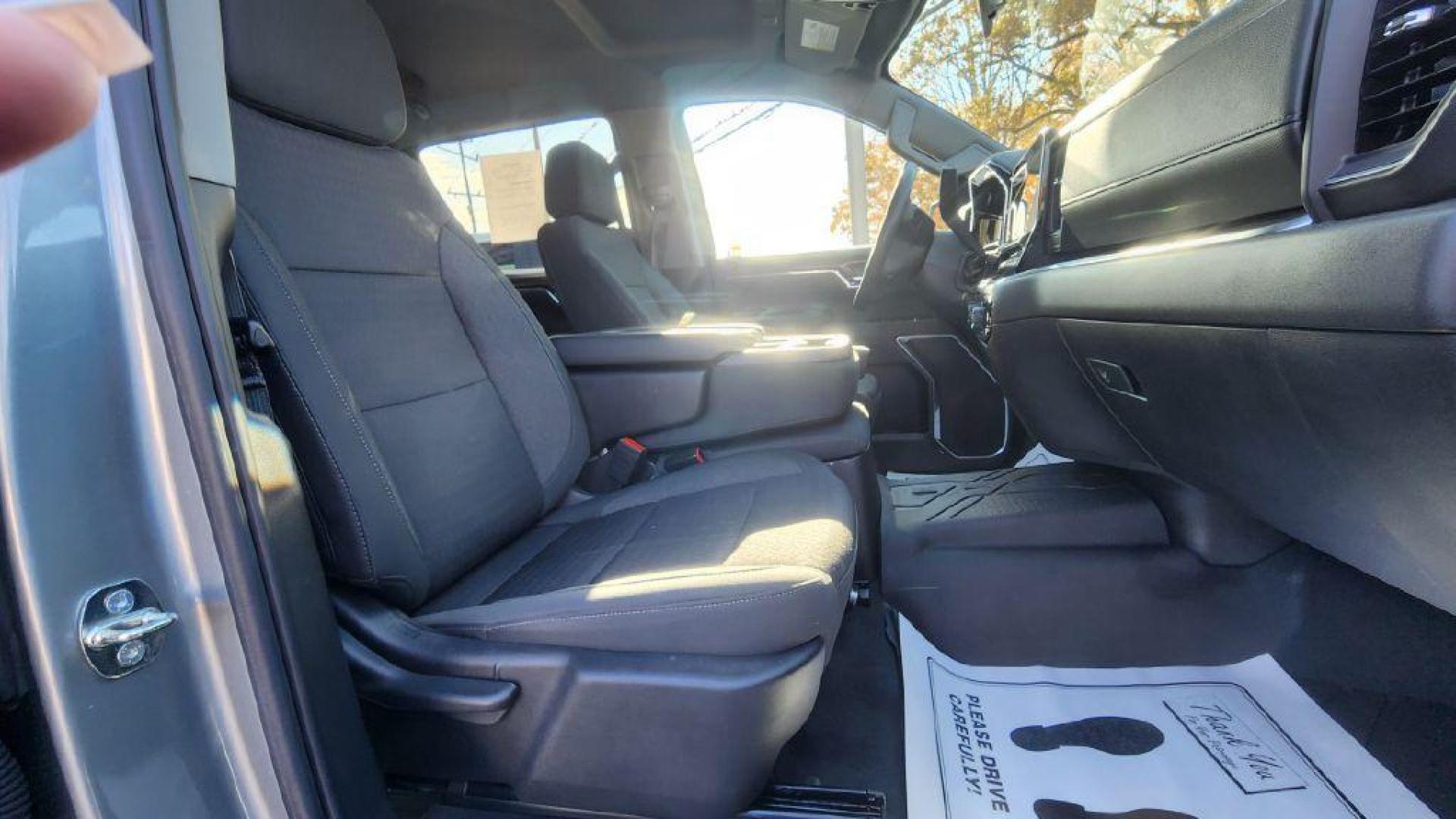 2024 GRAY CHEVROLET SILVERADO 1500 LT - 4WD (1GCUDDEDXRZ) with an 5.3L engine, Automatic transmission, located at 101 S. Halleck St., DeMotte, 46310, (219) 987-2922, 41.202343, -87.198189 - Photo#7