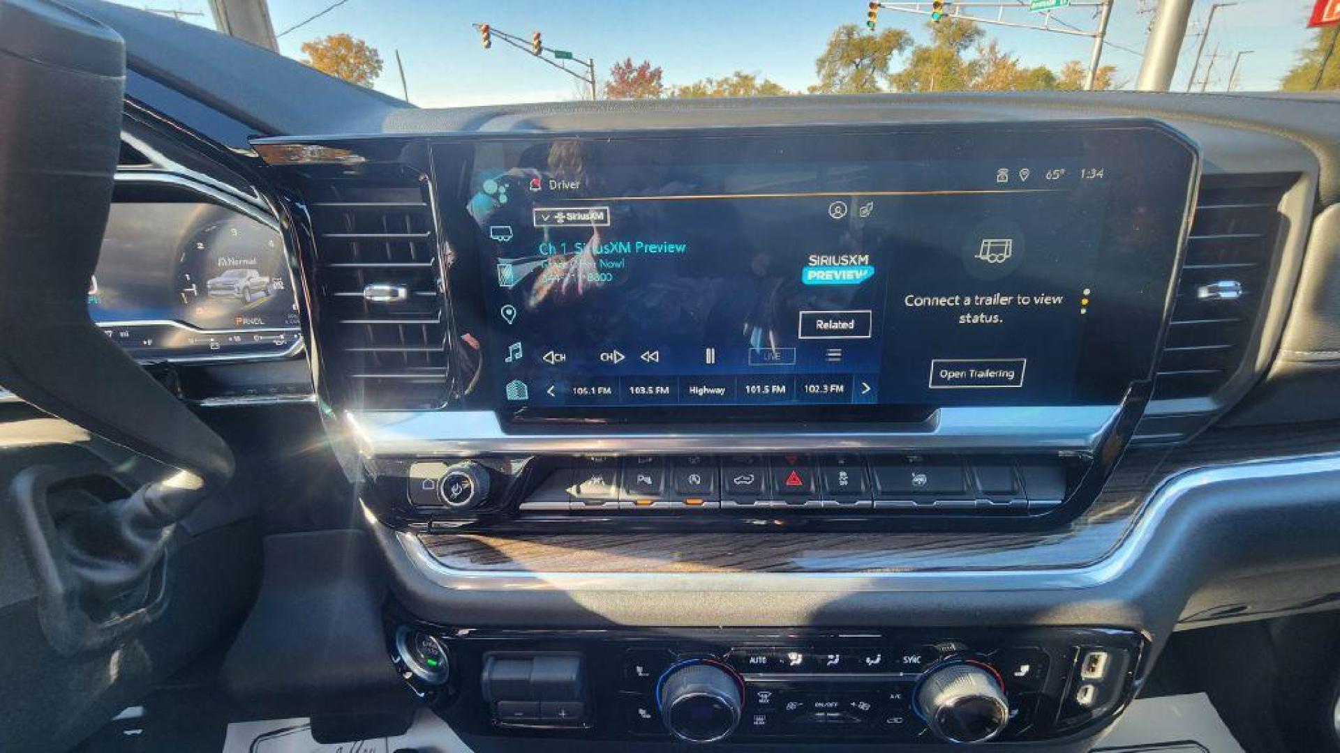 2024 GRAY CHEVROLET SILVERADO 1500 LT - 4WD (1GCUDDEDXRZ) with an 5.3L engine, Automatic transmission, located at 101 S. Halleck St., DeMotte, 46310, (219) 987-2922, 41.202343, -87.198189 - Photo#13