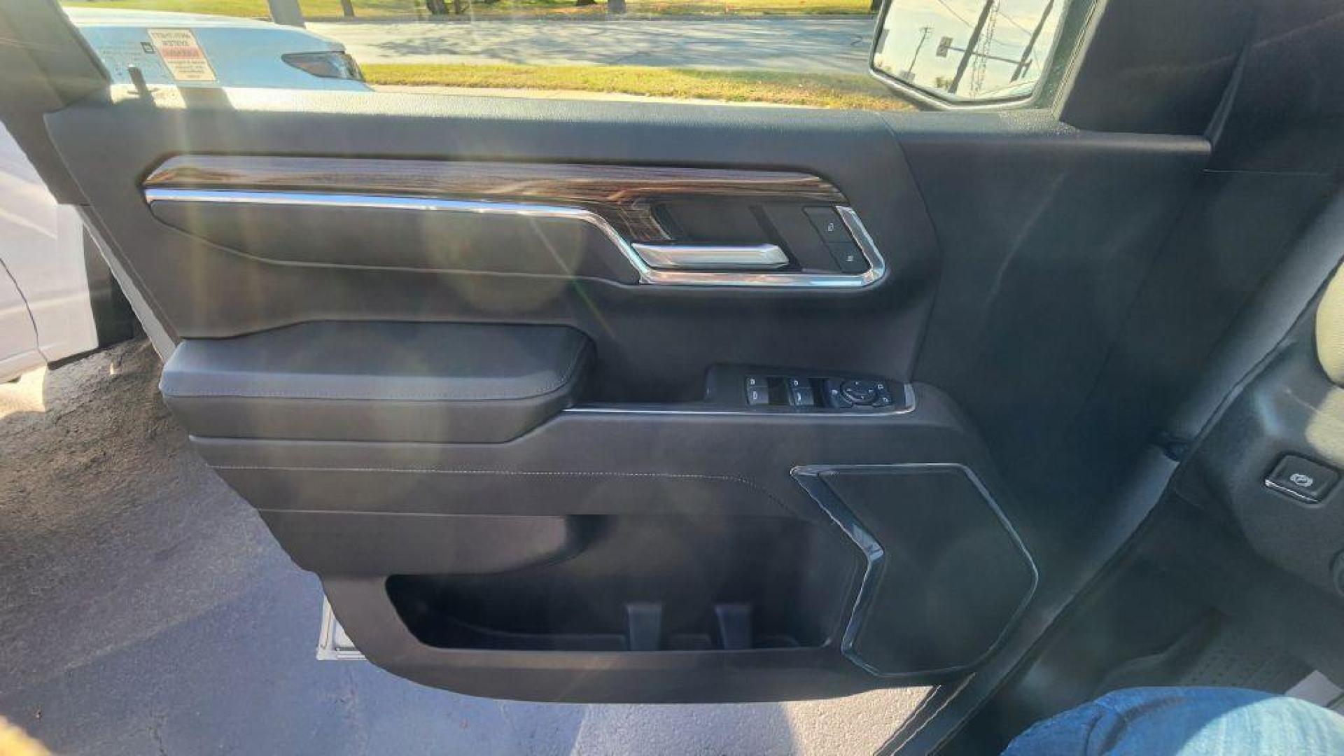 2024 GRAY CHEVROLET SILVERADO 1500 LT - 4WD (1GCUDDEDXRZ) with an 5.3L engine, Automatic transmission, located at 101 S. Halleck St., DeMotte, 46310, (219) 987-2922, 41.202343, -87.198189 - Photo#19