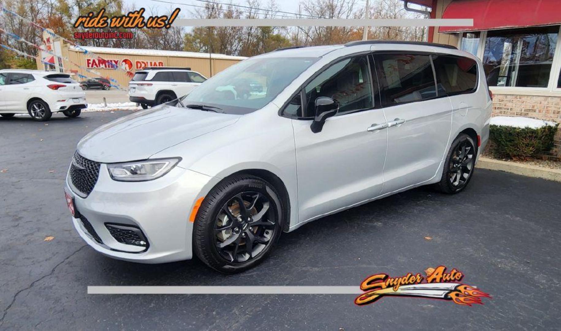 2024 SILVER CHRYSLER PACIFICA LIMITED (2C4RC1GG9RR) with an 3.6L engine, Automatic transmission, located at 101 S. Halleck St., DeMotte, 46310, (219) 987-2922, 41.202343, -87.198189 - Photo#0