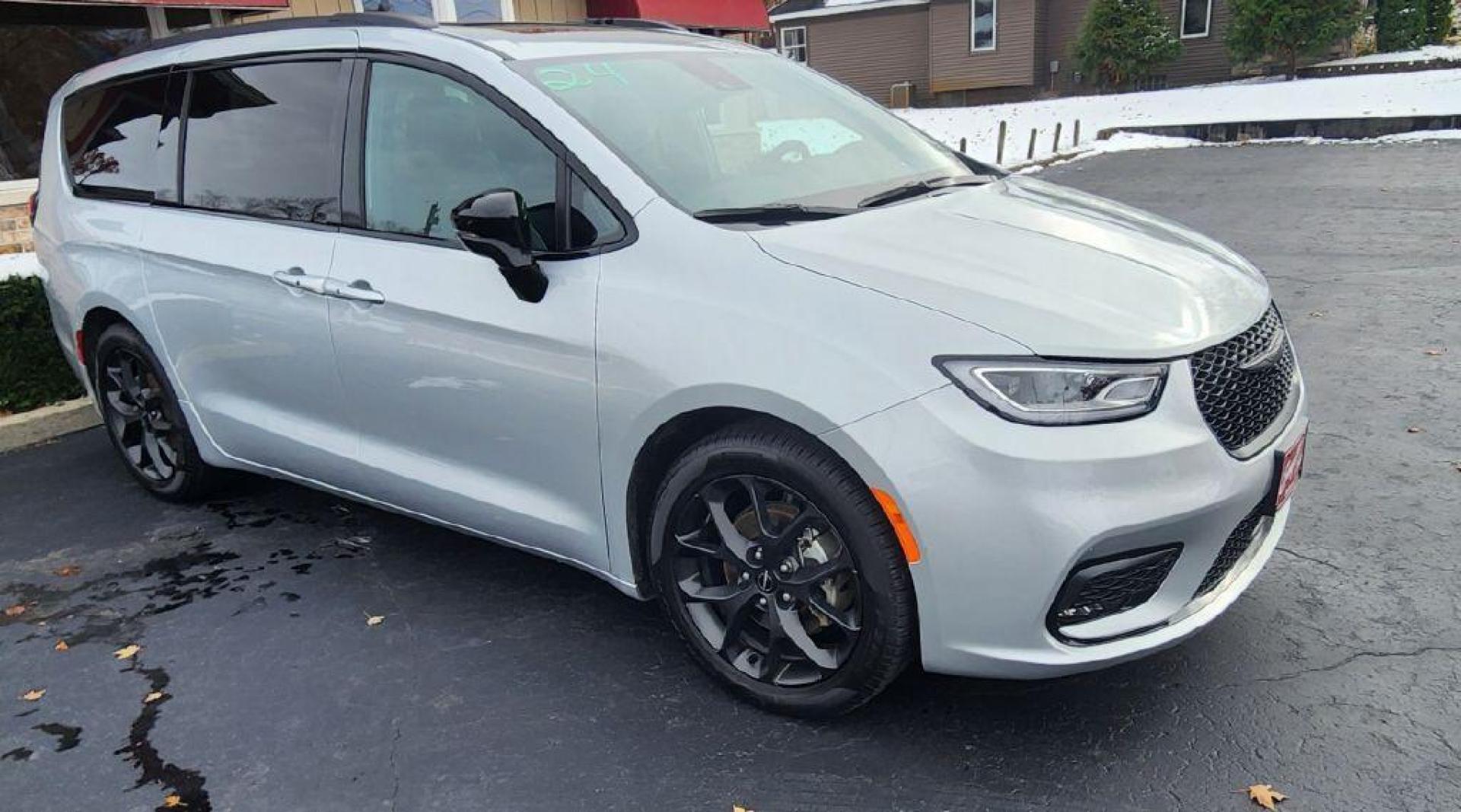 2024 SILVER CHRYSLER PACIFICA LIMITED (2C4RC1GG9RR) with an 3.6L engine, Automatic transmission, located at 101 S. Halleck St., DeMotte, 46310, (219) 987-2922, 41.202343, -87.198189 - Photo#1