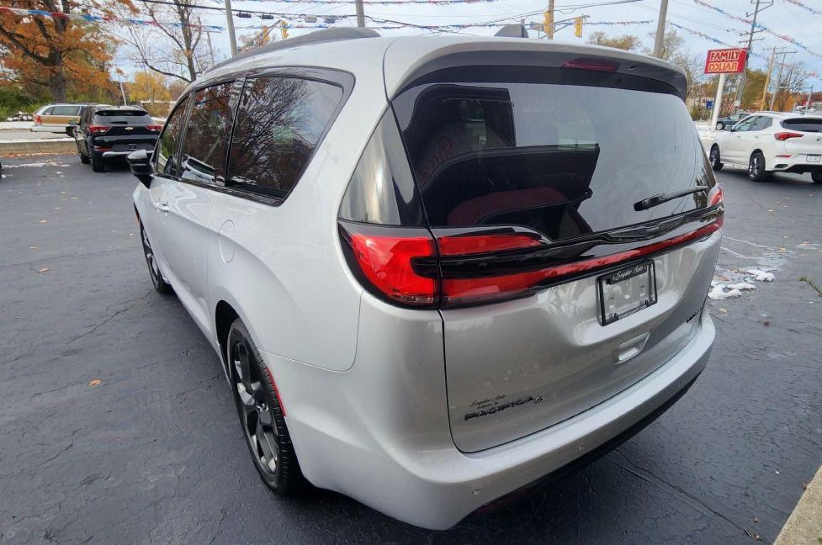 2024 SILVER CHRYSLER PACIFICA LIMITED (2C4RC1GG9RR) with an 3.6L engine, Automatic transmission, located at 101 S. Halleck St., DeMotte, 46310, (219) 987-2922, 41.202343, -87.198189 - Photo#3
