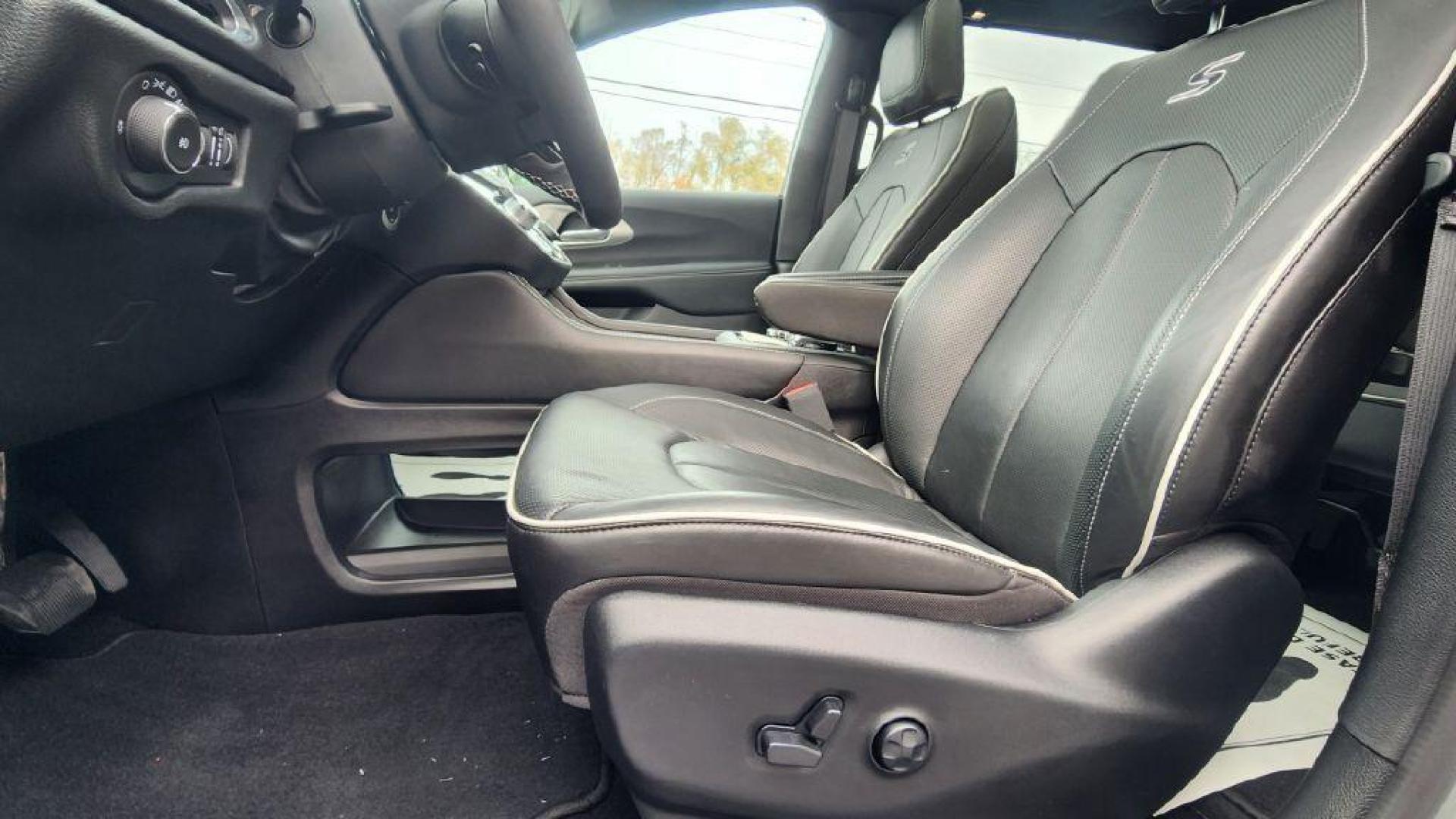 2024 SILVER CHRYSLER PACIFICA LIMITED (2C4RC1GG9RR) with an 3.6L engine, Automatic transmission, located at 101 S. Halleck St., DeMotte, 46310, (219) 987-2922, 41.202343, -87.198189 - Photo#4