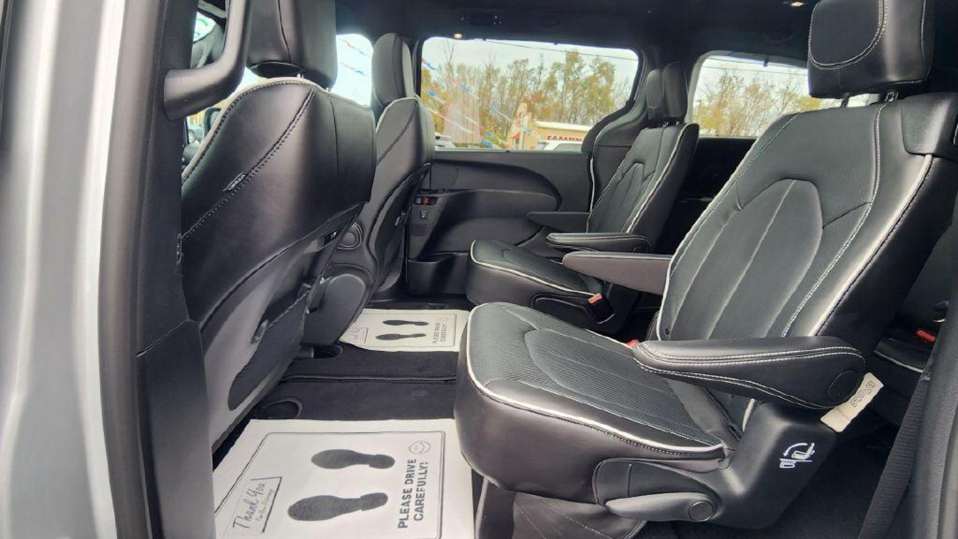 2024 SILVER CHRYSLER PACIFICA LIMITED (2C4RC1GG9RR) with an 3.6L engine, Automatic transmission, located at 101 S. Halleck St., DeMotte, 46310, (219) 987-2922, 41.202343, -87.198189 - Photo#5