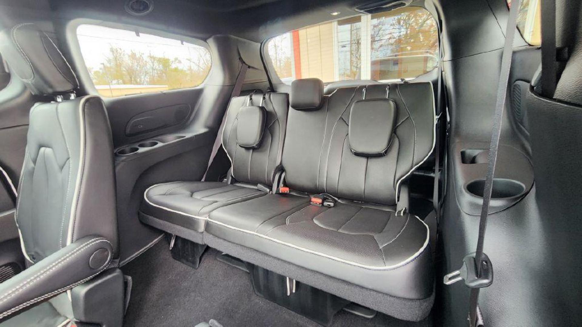 2024 SILVER CHRYSLER PACIFICA LIMITED (2C4RC1GG9RR) with an 3.6L engine, Automatic transmission, located at 101 S. Halleck St., DeMotte, 46310, (219) 987-2922, 41.202343, -87.198189 - Photo#6