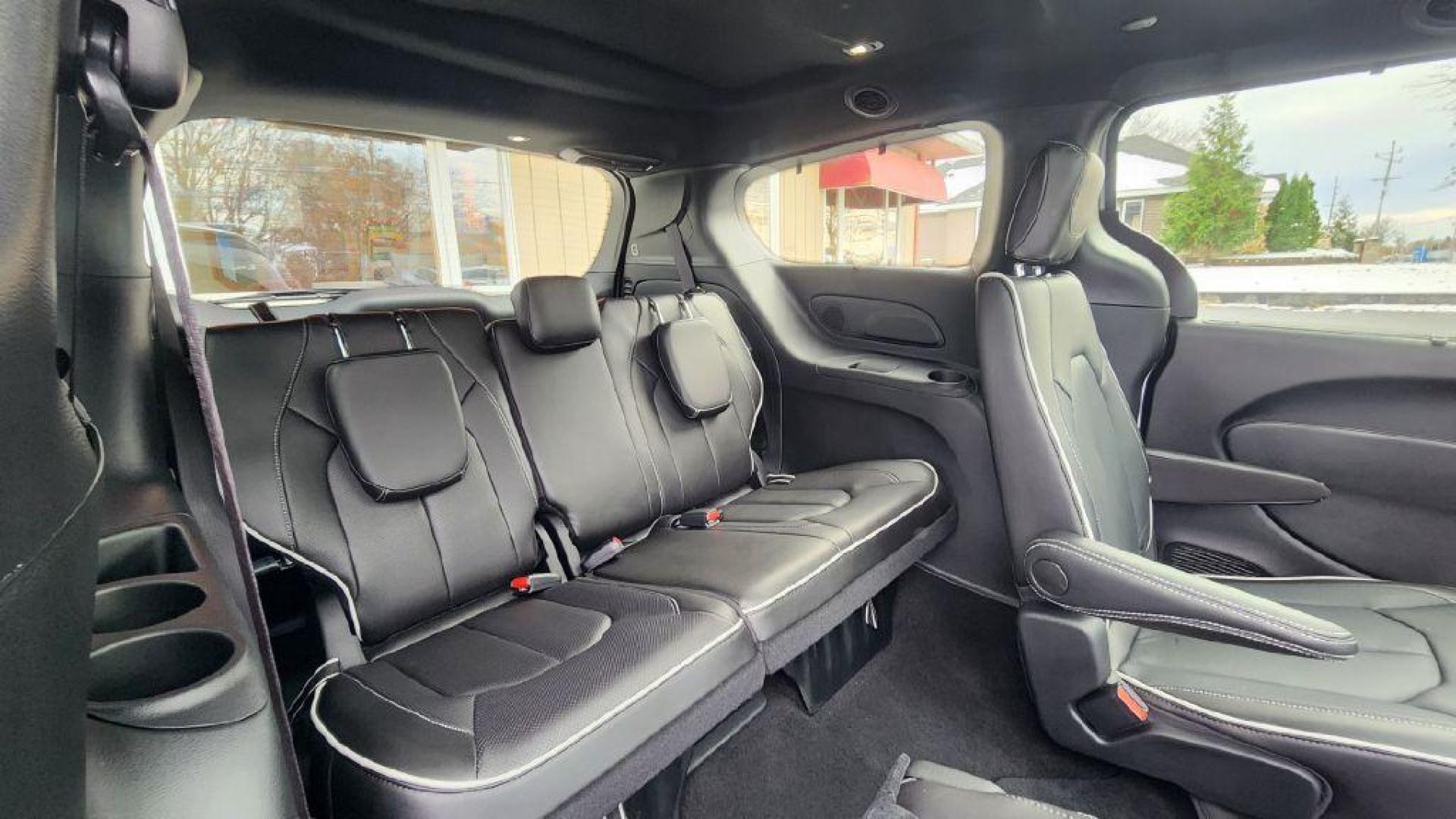 2024 SILVER CHRYSLER PACIFICA LIMITED (2C4RC1GG9RR) with an 3.6L engine, Automatic transmission, located at 101 S. Halleck St., DeMotte, 46310, (219) 987-2922, 41.202343, -87.198189 - Photo#7