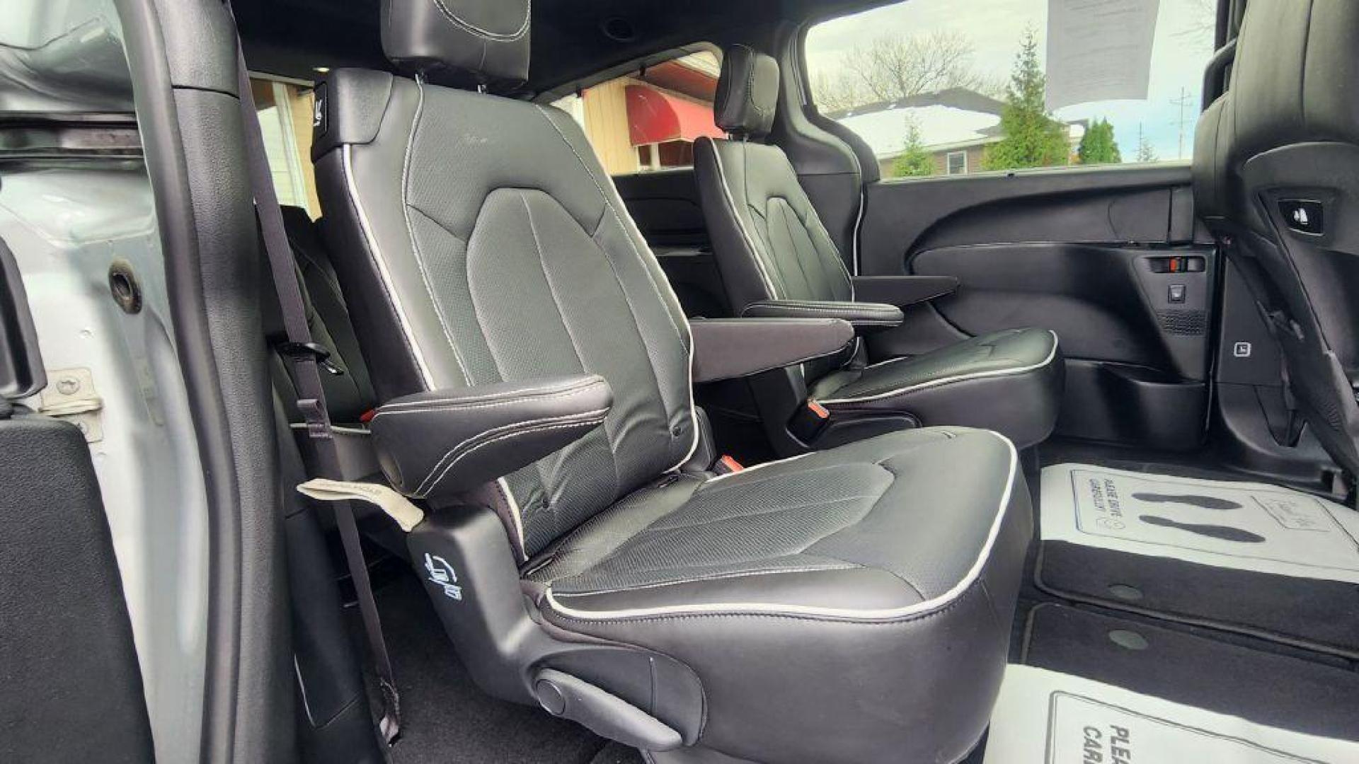 2024 SILVER CHRYSLER PACIFICA LIMITED (2C4RC1GG9RR) with an 3.6L engine, Automatic transmission, located at 101 S. Halleck St., DeMotte, 46310, (219) 987-2922, 41.202343, -87.198189 - Photo#8